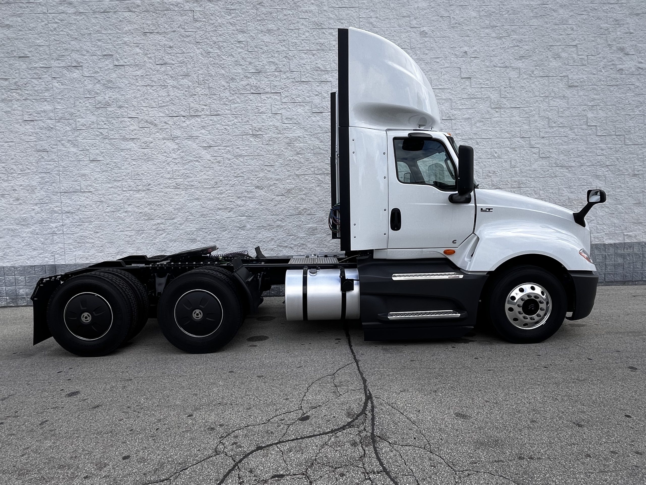 2025 INTERNATIONAL LT625 2025 INTERNATIONAL LT625 - image 2 of 6