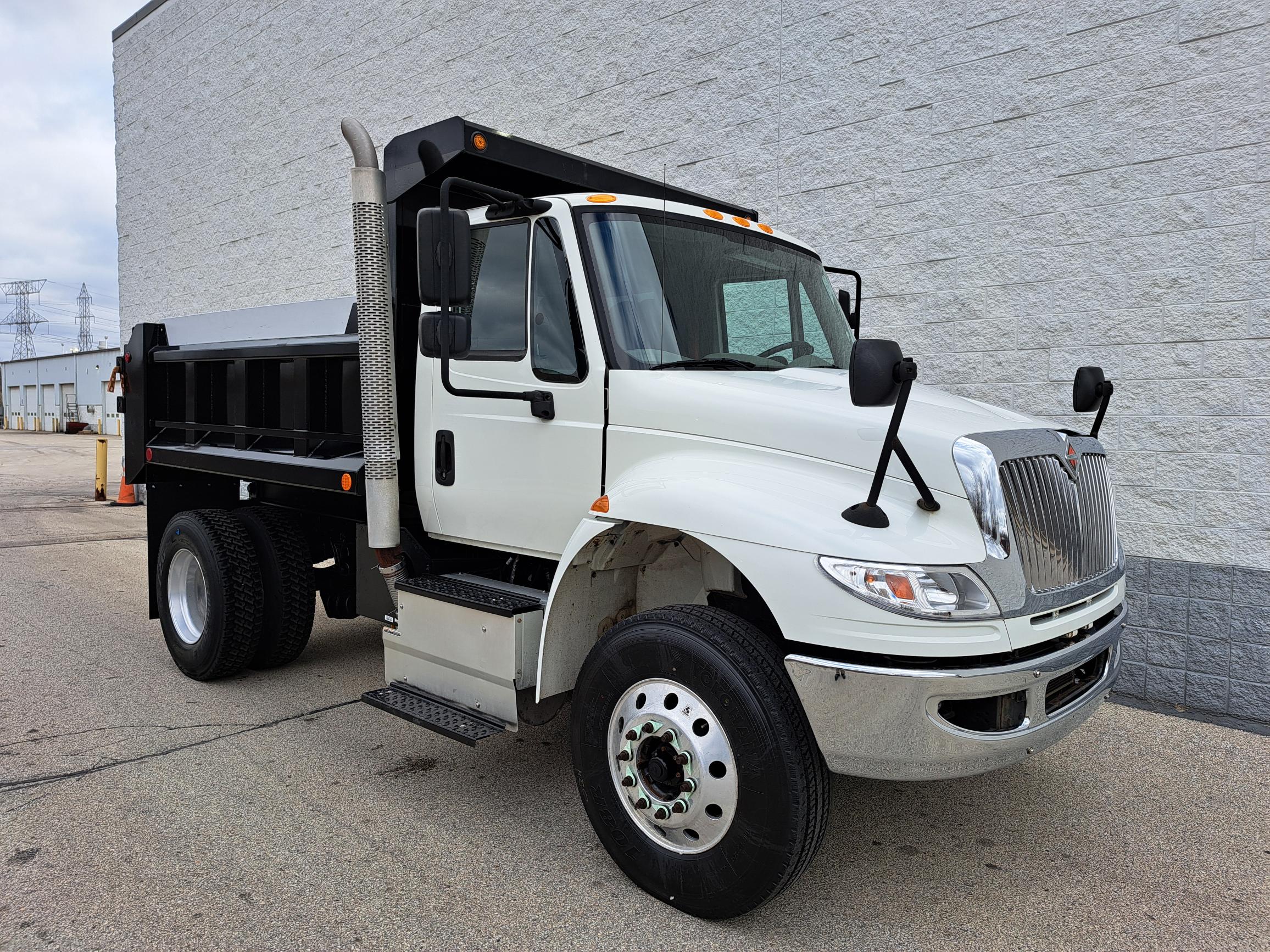 洋書 INTERNATIONAL TRUCKS 2017 INTERNATIONAL 4300 - Lakeside International Trucks