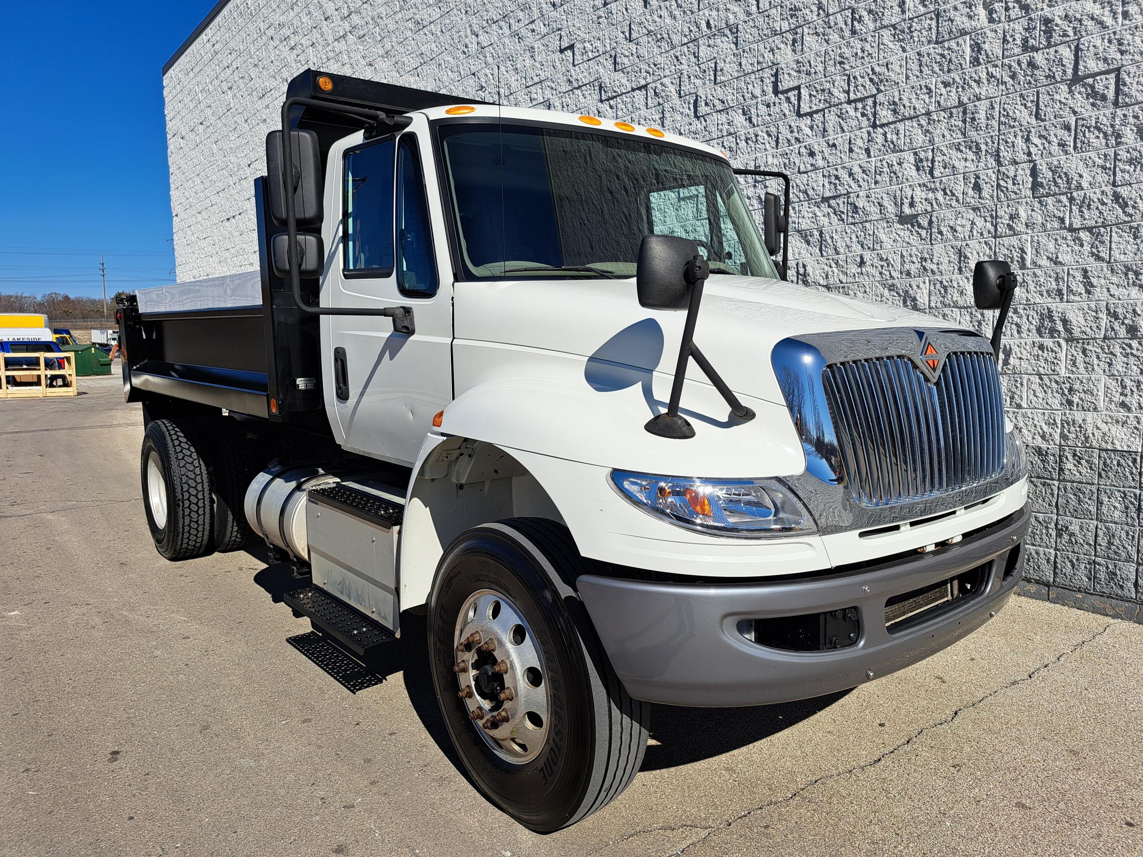 洋書 INTERNATIONAL TRUCKS 2017 INTERNATIONAL 4300 - Lakeside International Trucks