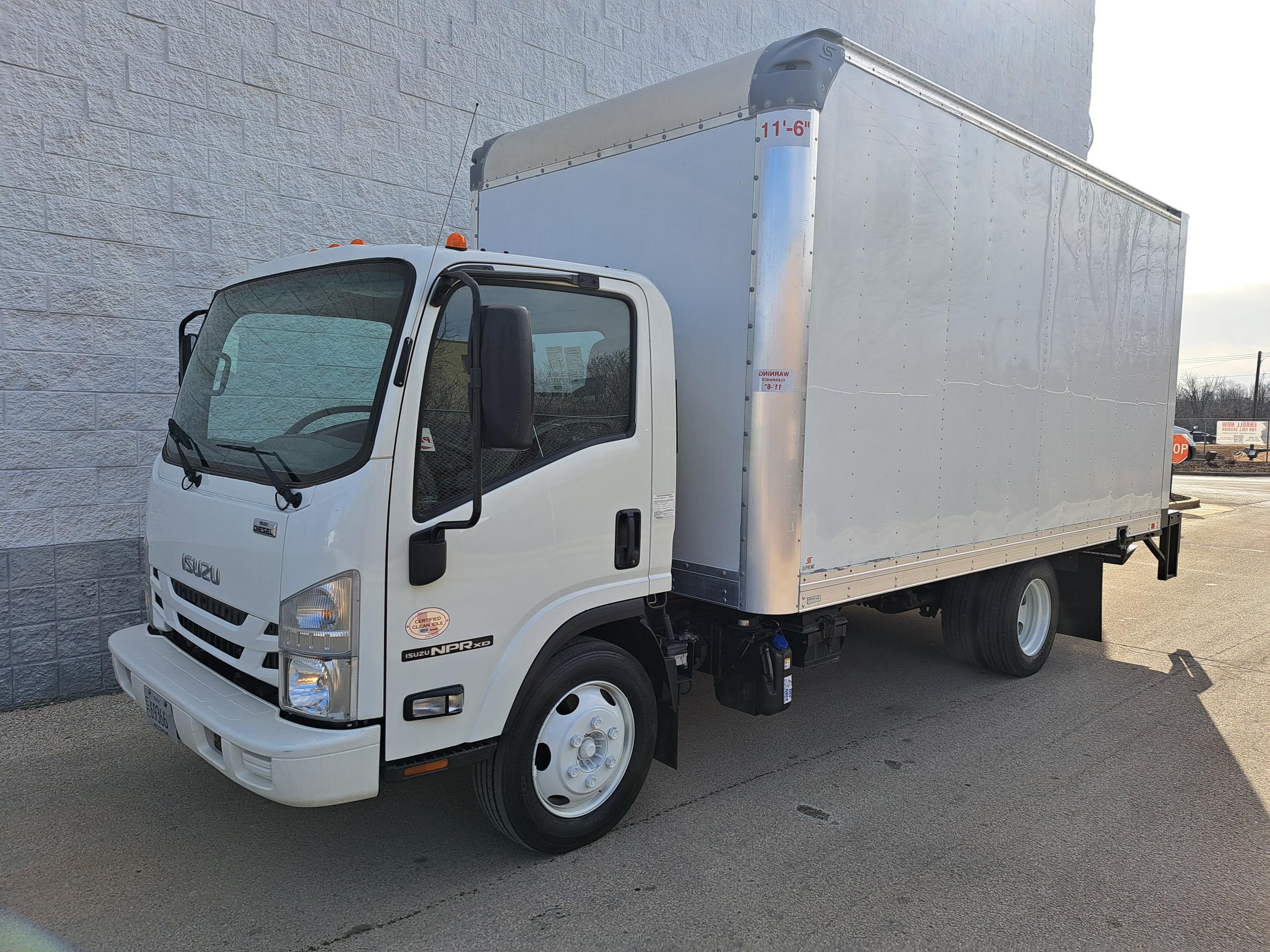 2022 ISUZU NPR - image 3 of 6