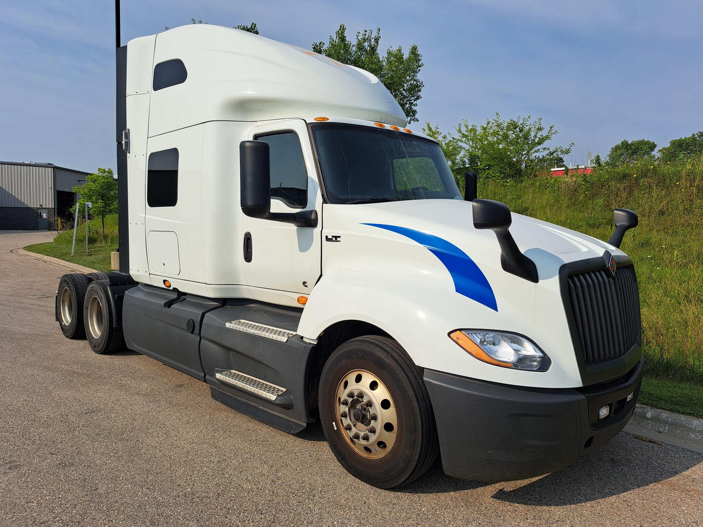 2021 INTERNATIONAL LT625 - image 1 of 6