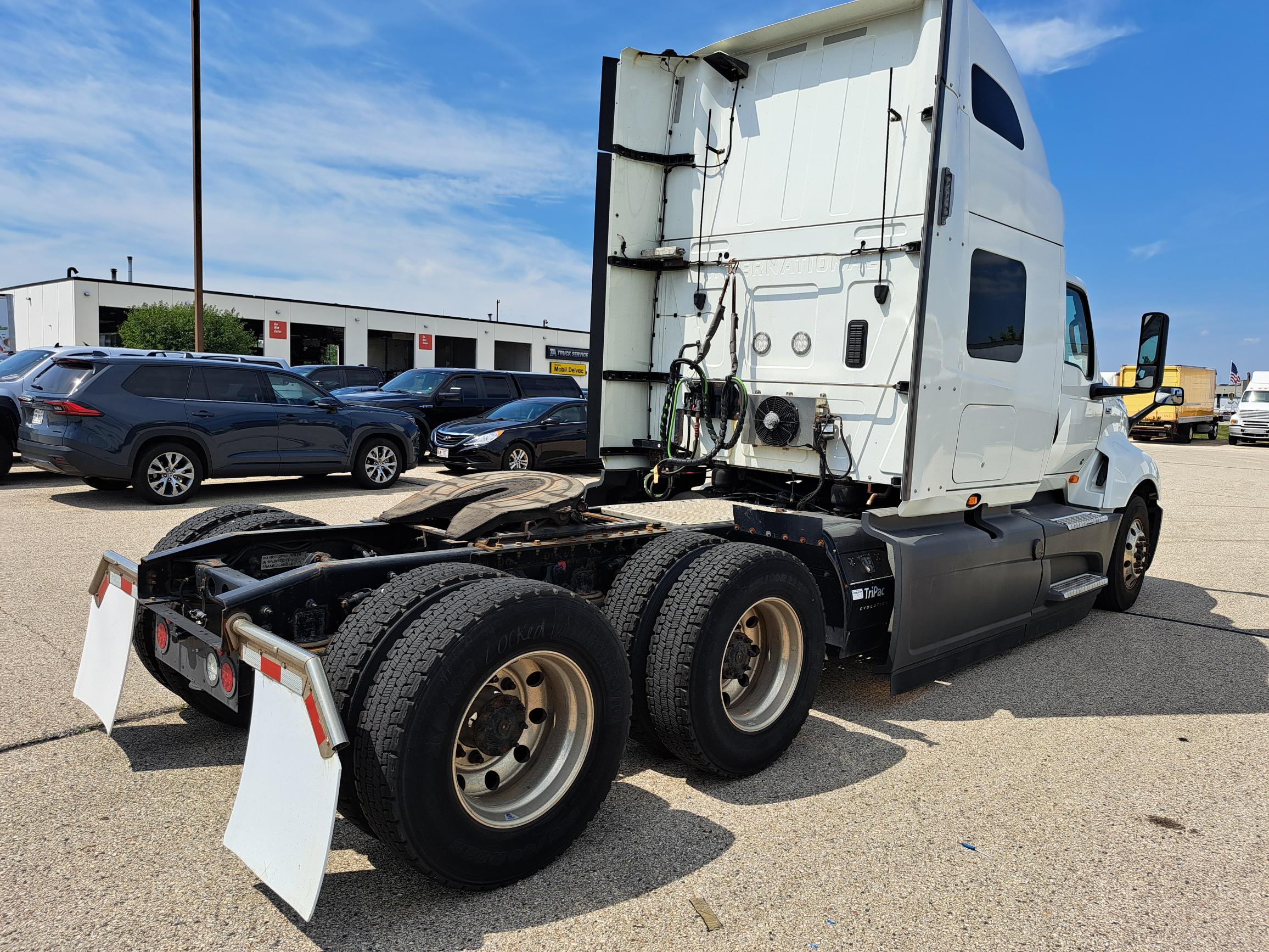 2021 INTERNATIONAL LT625 - image 2 of 6