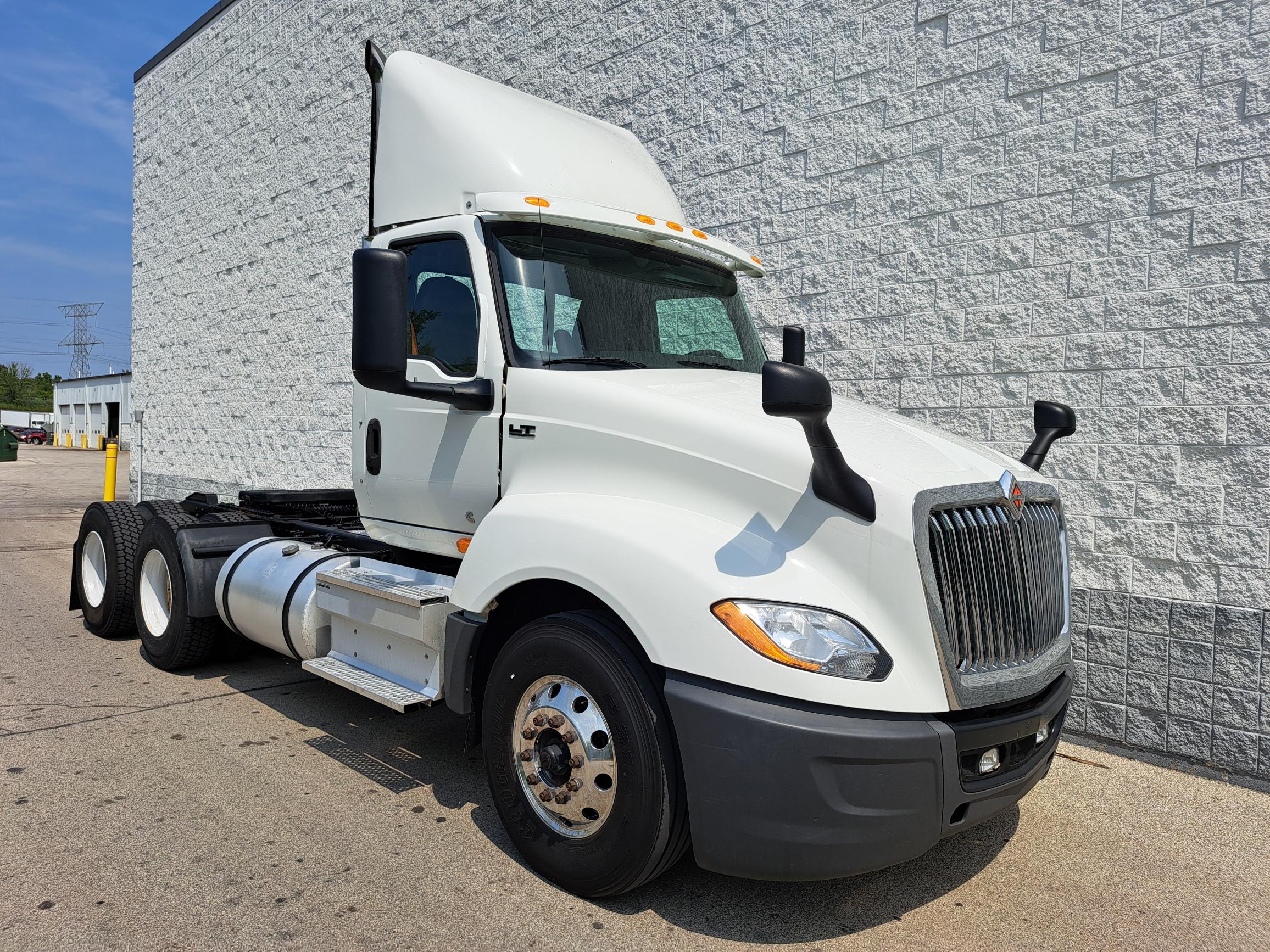 2019 INTERNATIONAL LT625 - image 1 of 6