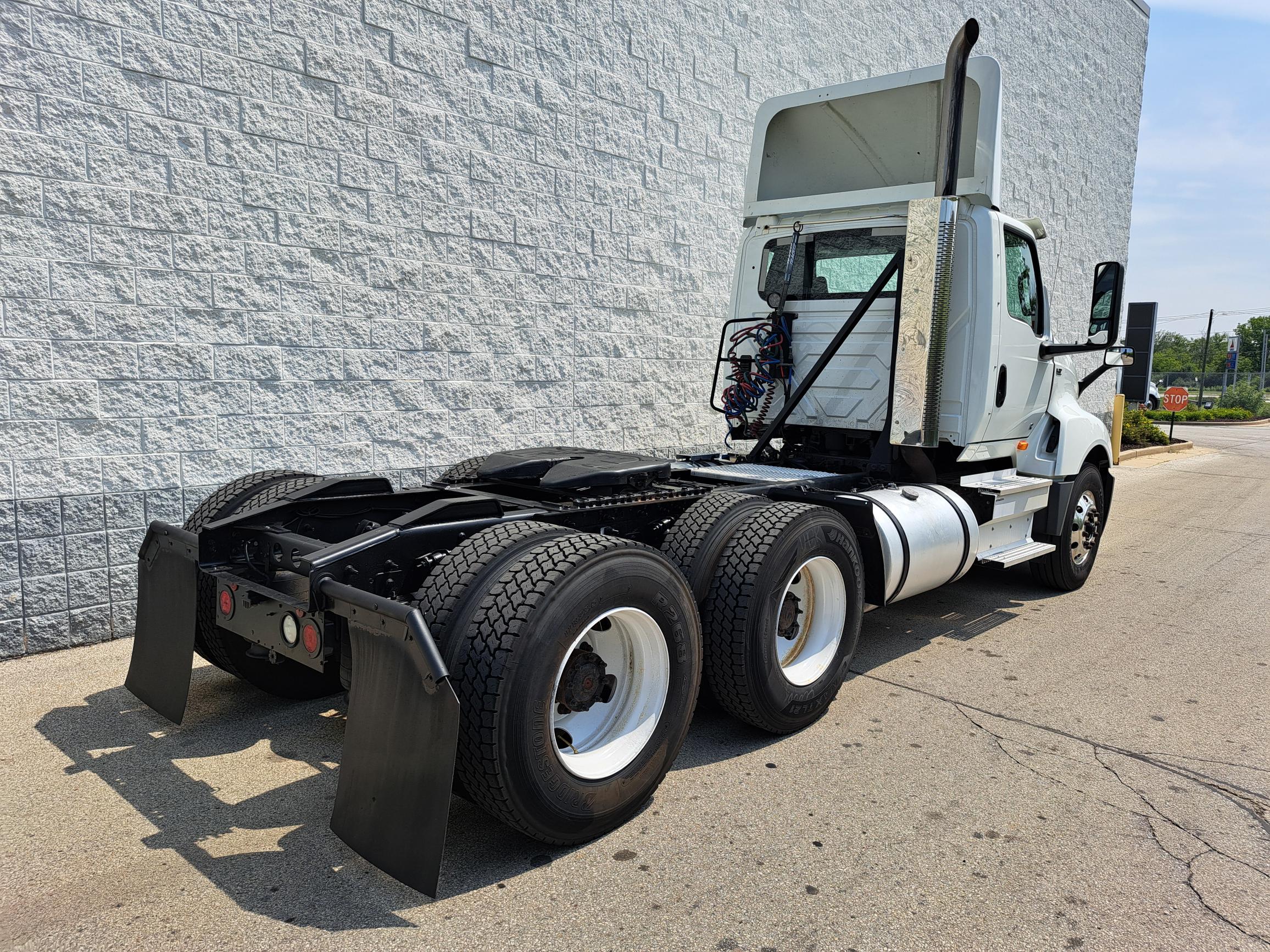 2019 INTERNATIONAL LT625 - image 2 of 6