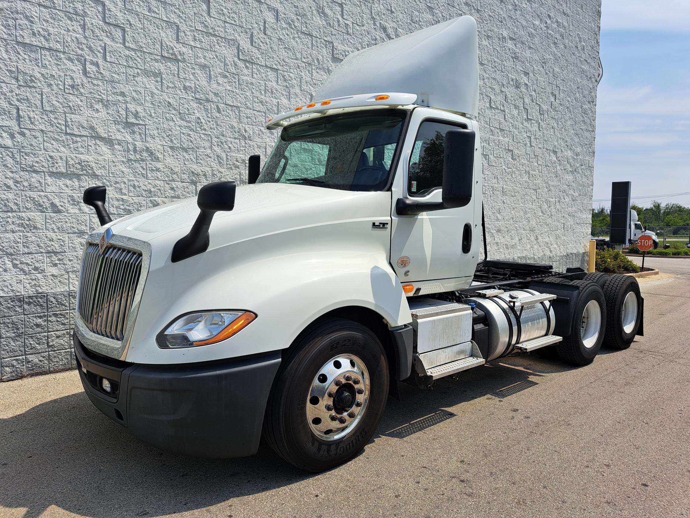 2019 INTERNATIONAL LT625 - image 3 of 6