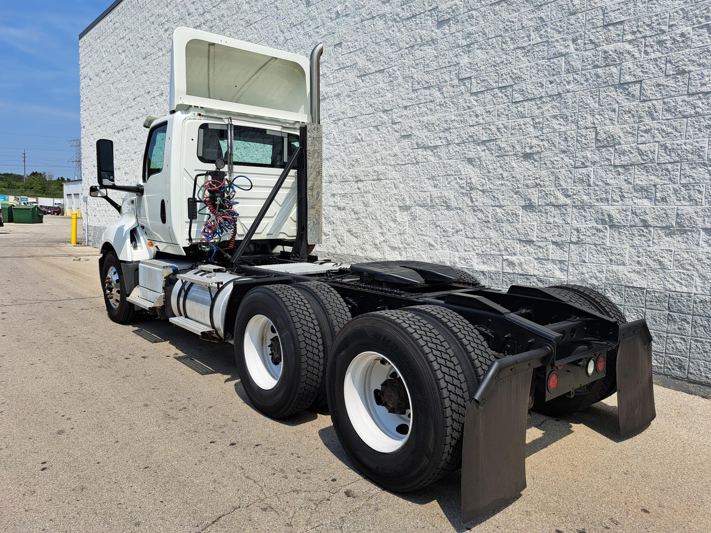 2019 INTERNATIONAL LT625 - image 4 of 6