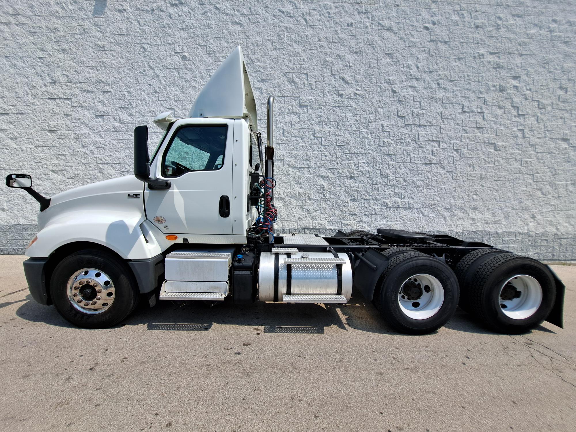 2019 INTERNATIONAL LT625 - image 5 of 6