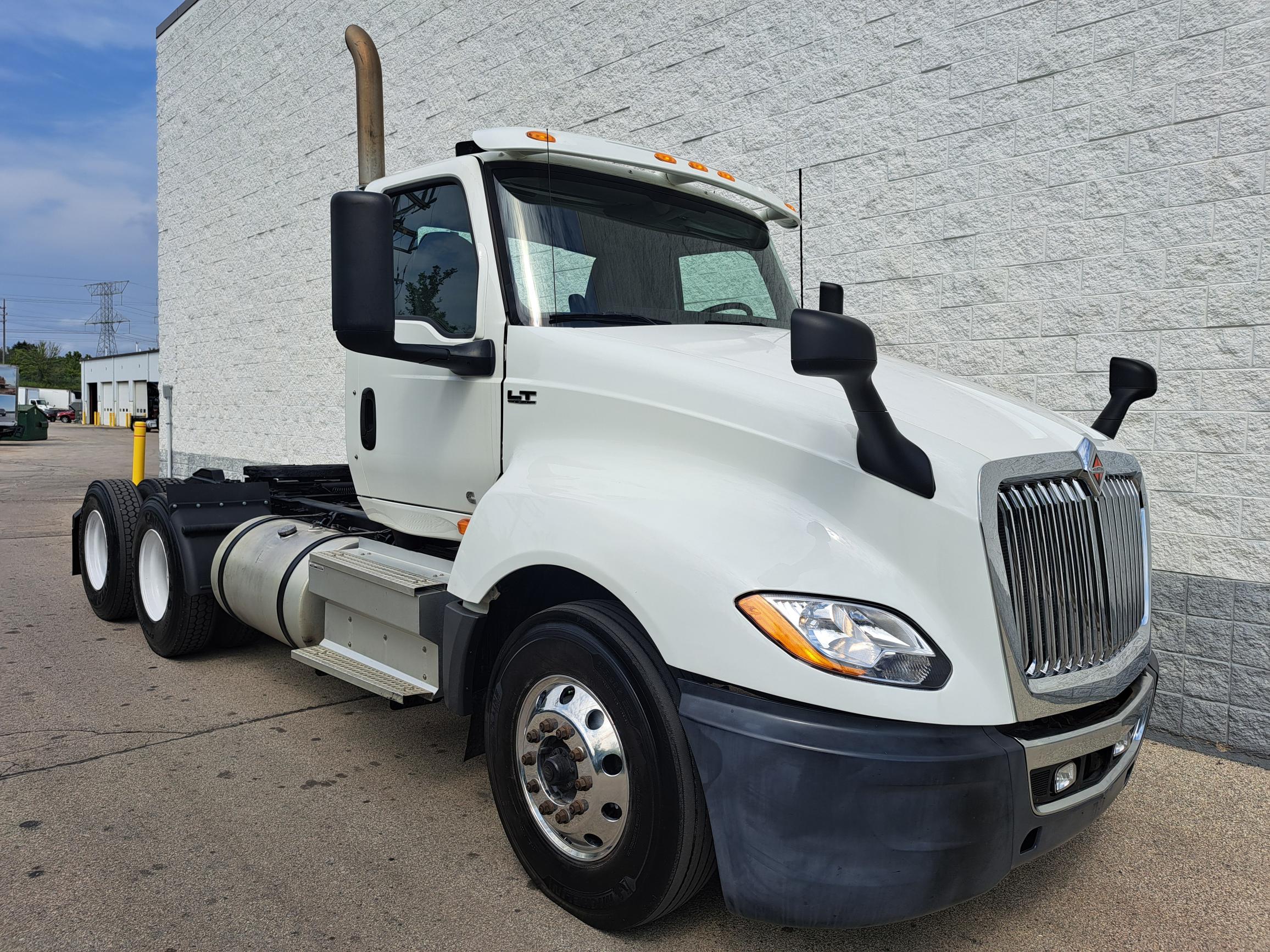 2020 INTERNATIONAL LT625 - image 1 of 6