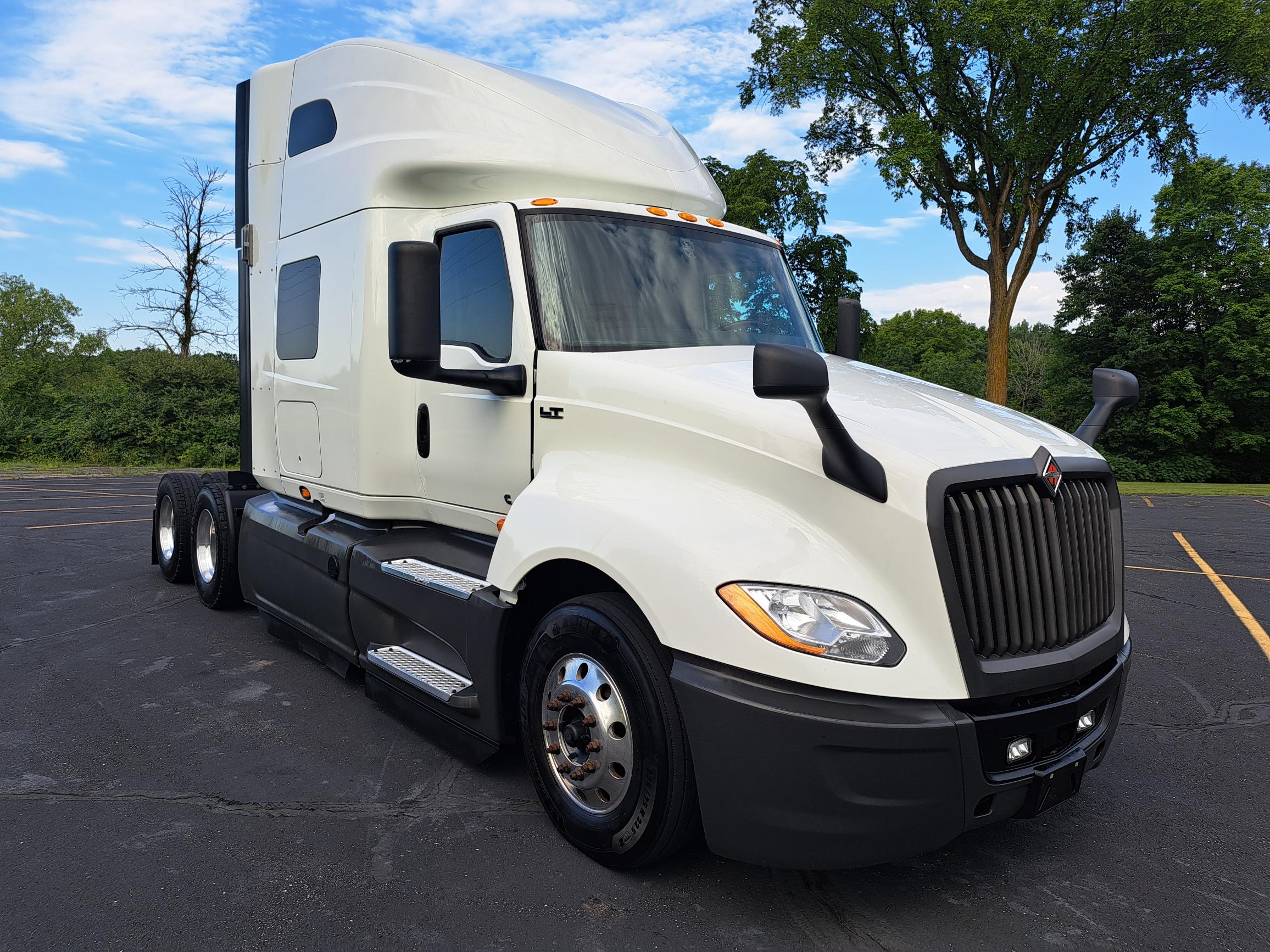 2021 International LT625 - image 1 of 6