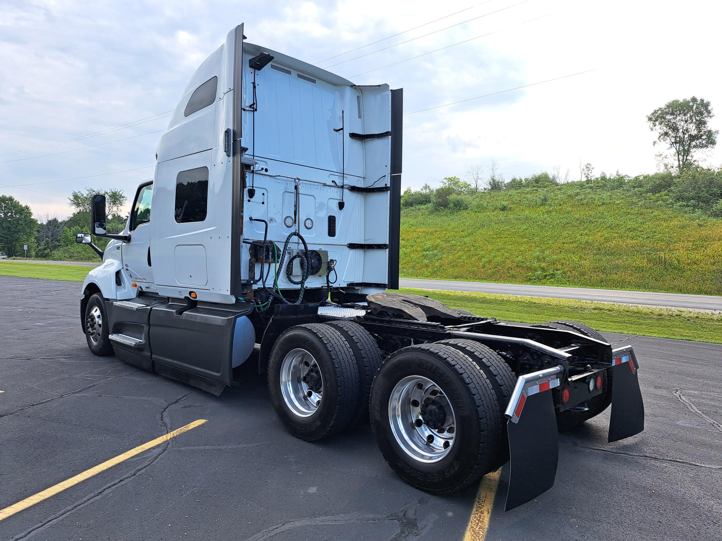 2021 International LT625 - image 4 of 6