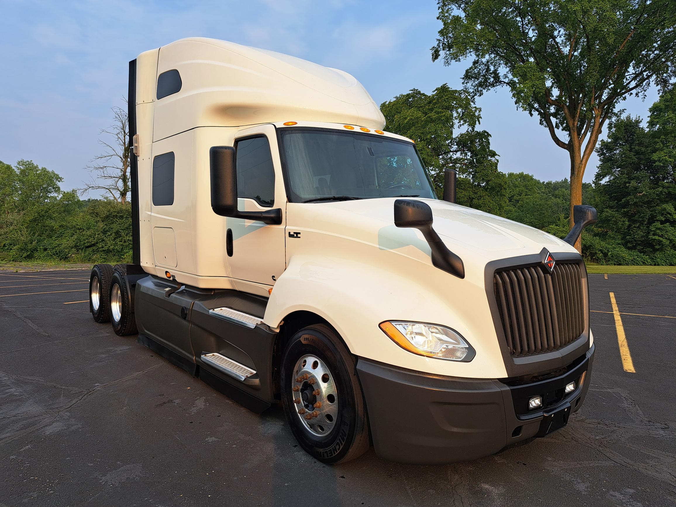 2021 INTERNATIONAL LT625 - image 1 of 6
