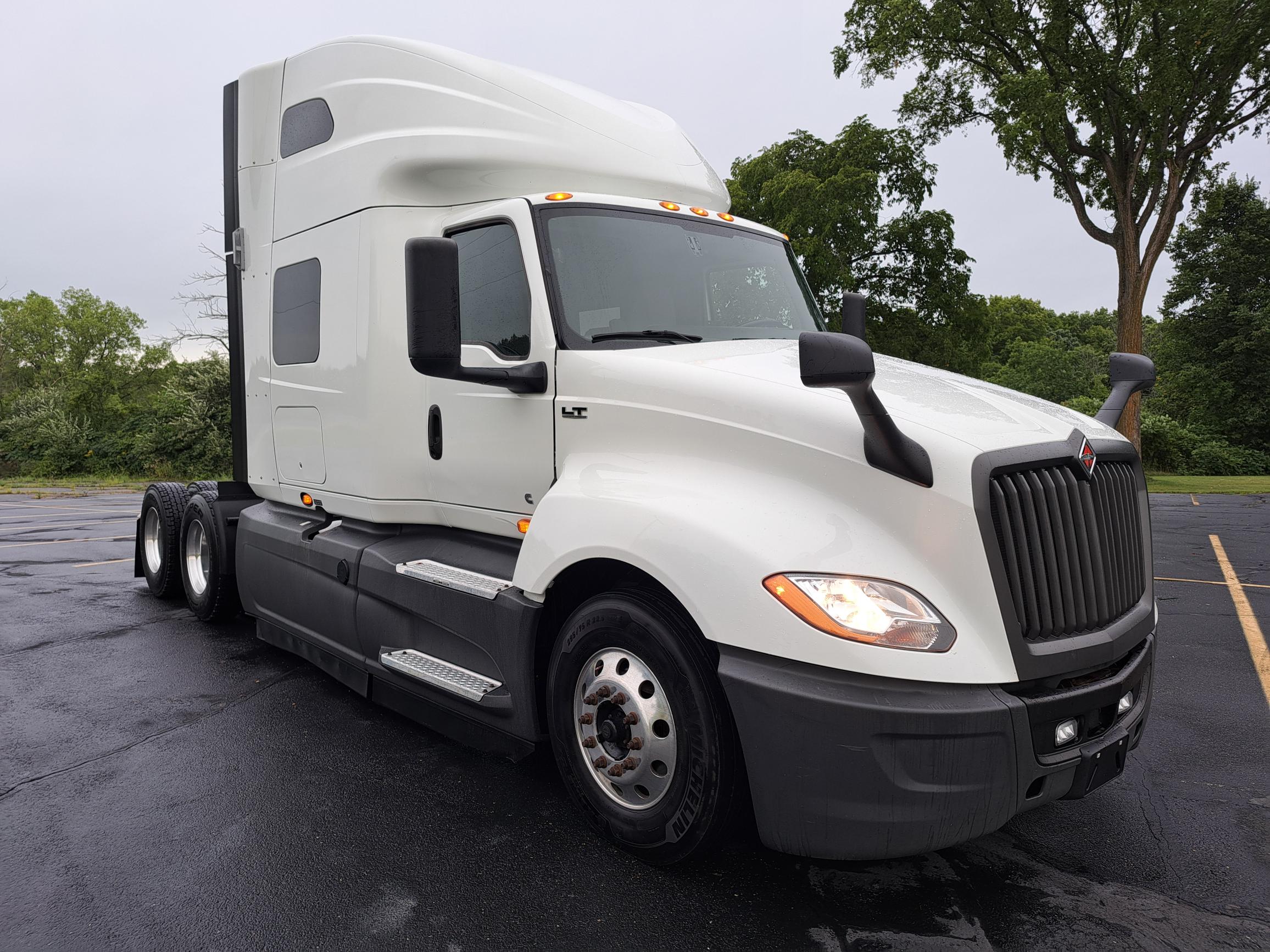 2021 INTERNATIONAL LT625 - image 1 of 6