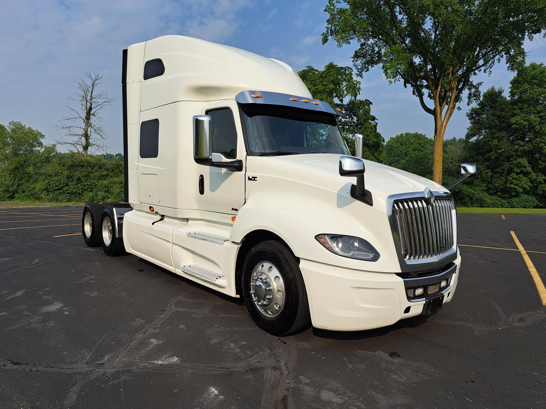 2019 INTERNATIONAL LT625 - image 1 of 6