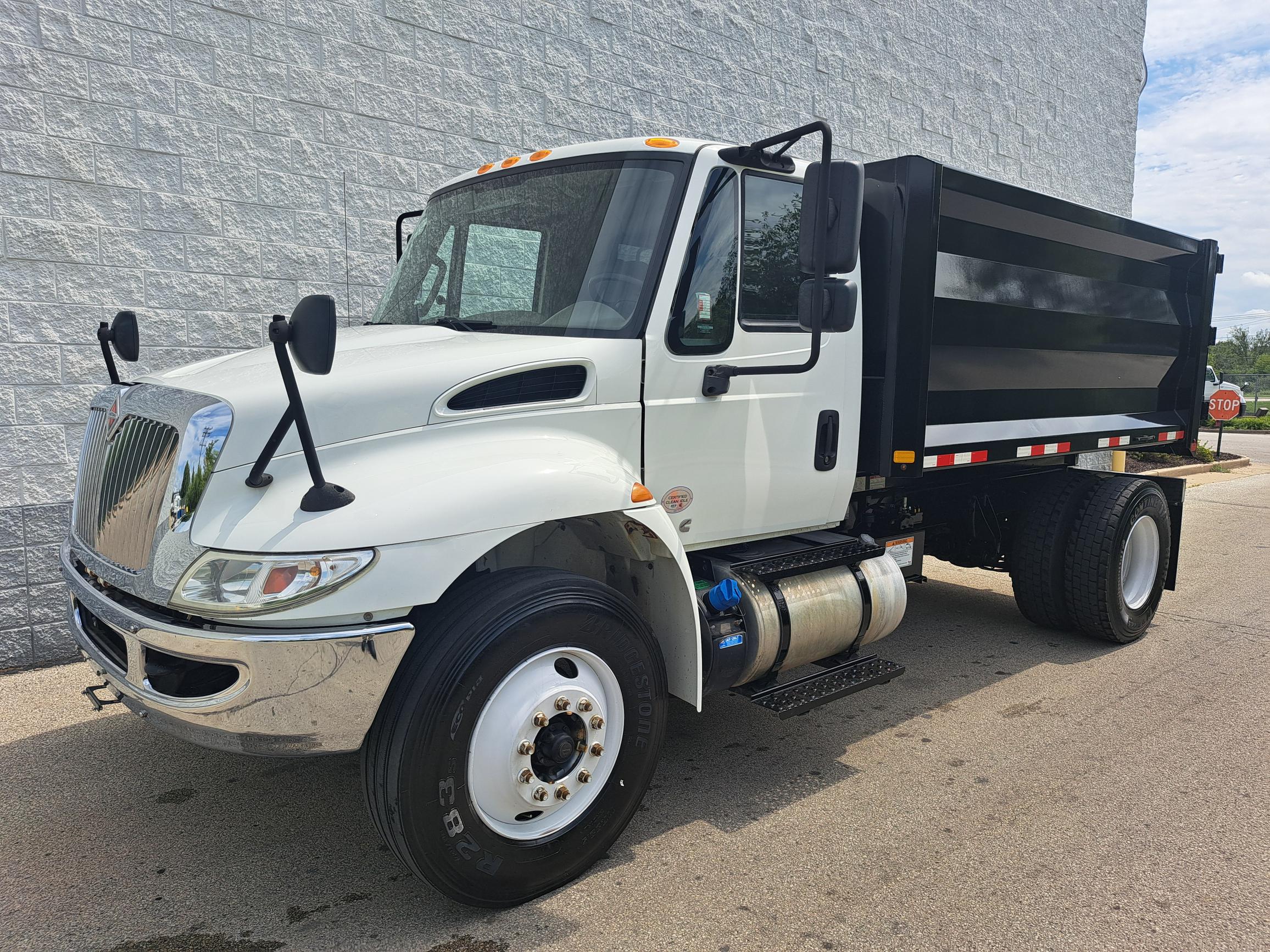 2019 INTERNATIONAL 4300 - image 3 of 6