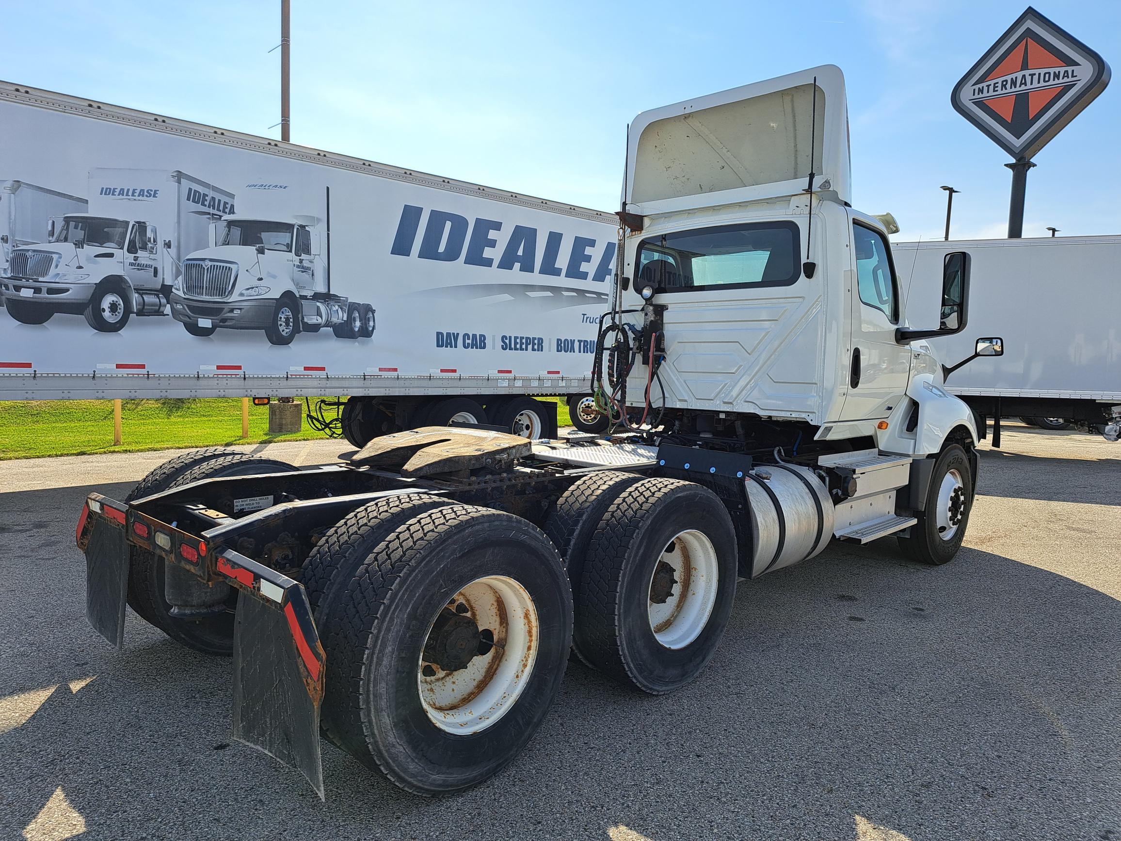 2019 INTERNATIONAL LT625 - image 2 of 6