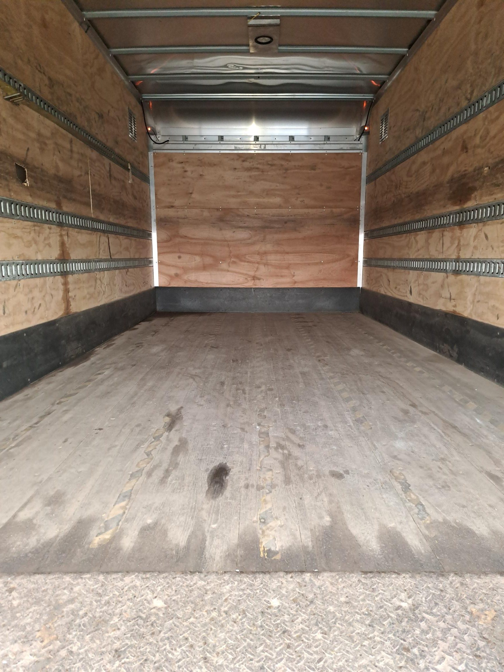 2019 ISUZU NRR - image 3 of 6