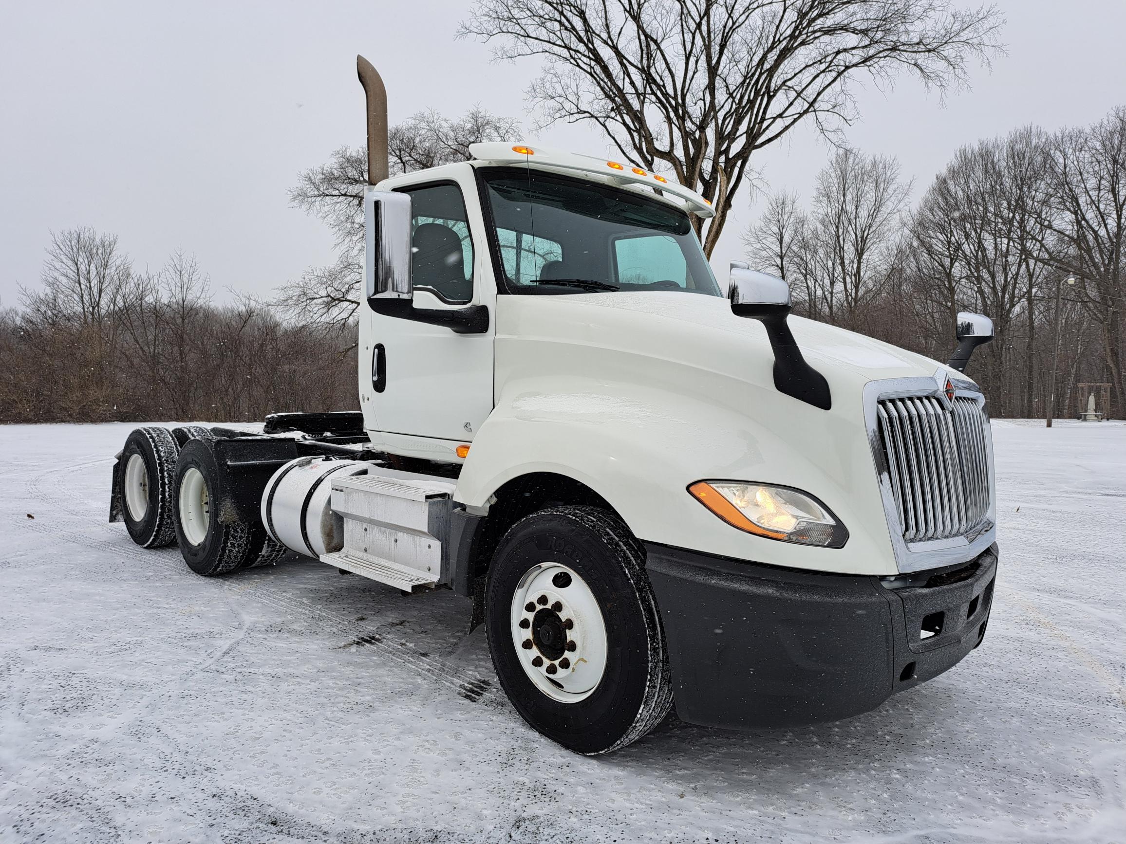 2019 INTERNATIONAL LT625 - image 1 of 6