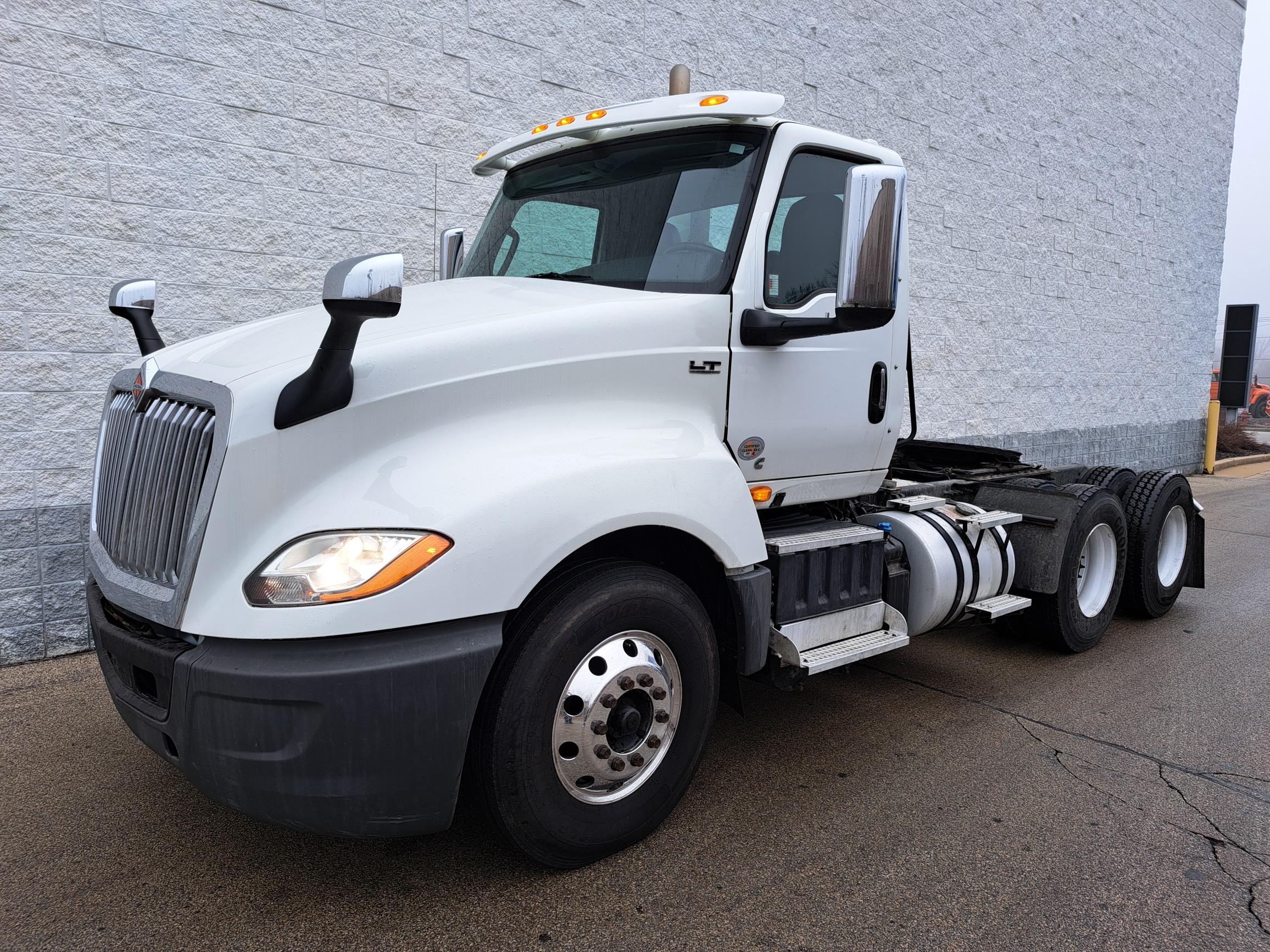 2019 INTERNATIONAL LT625 - image 1 of 6