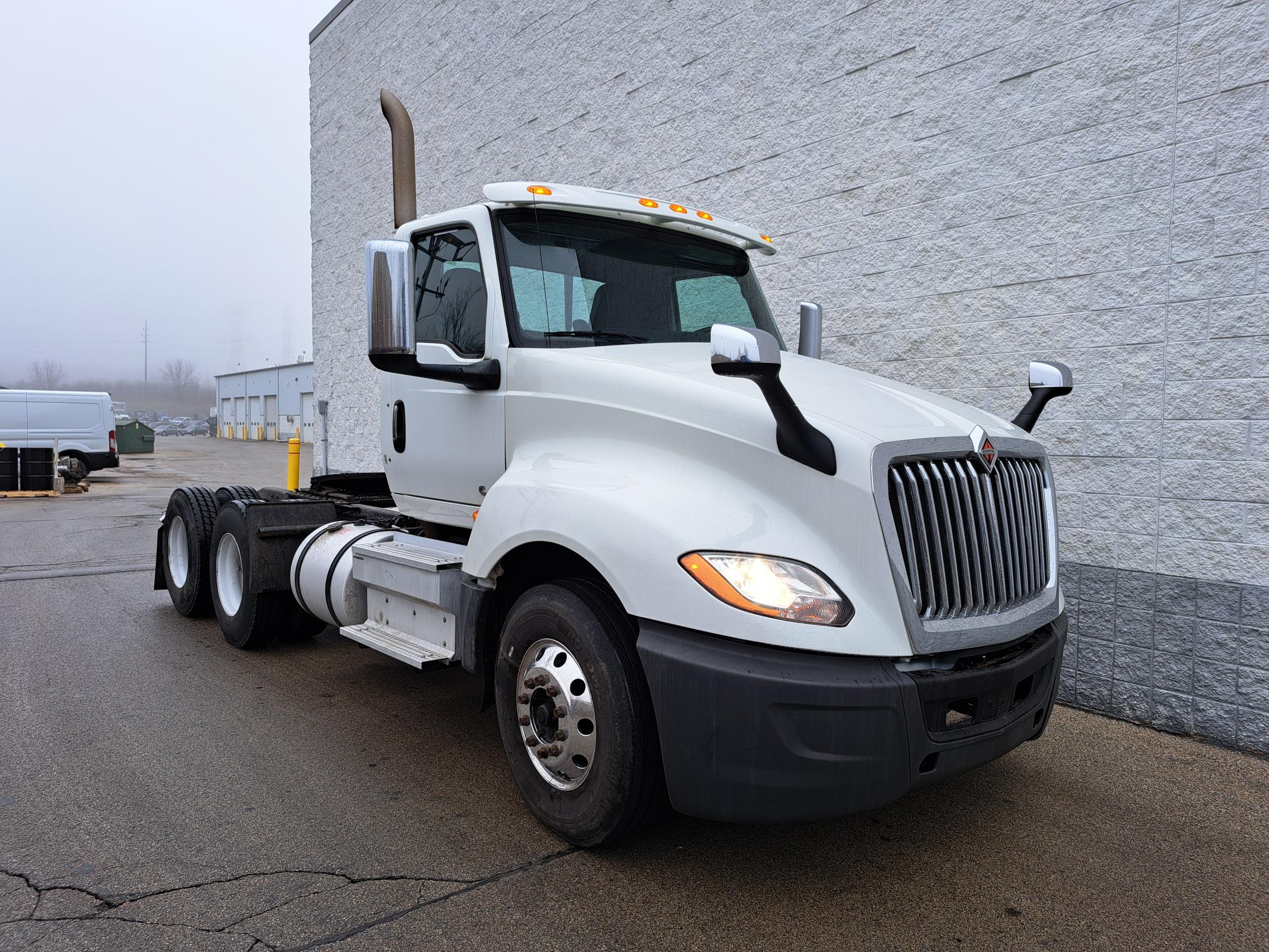 2019 INTERNATIONAL LT625 - image 2 of 6