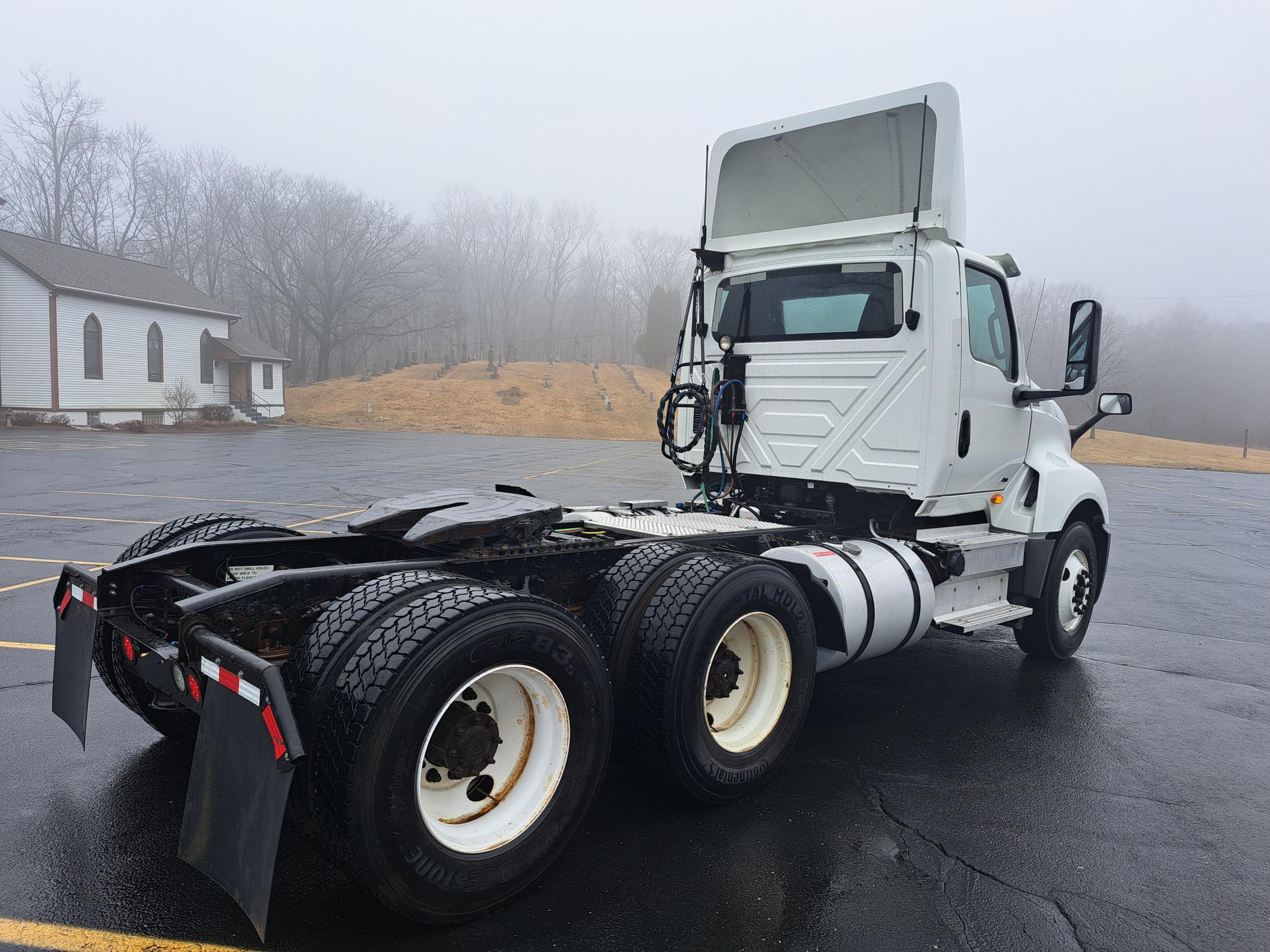 2019 International LT - image 2