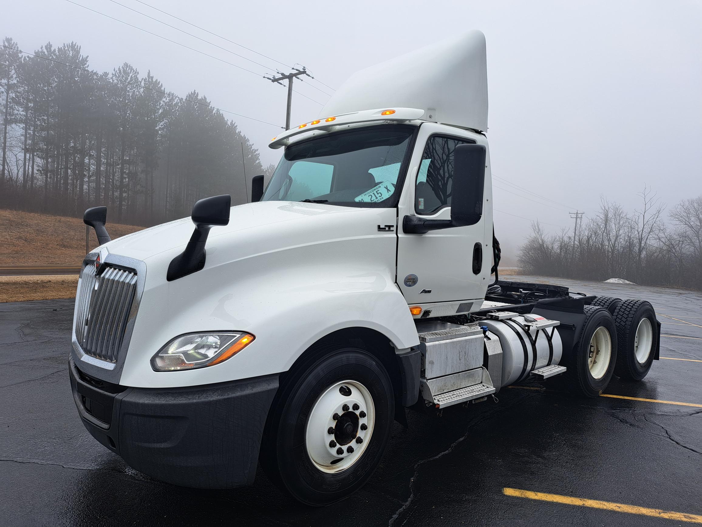 2019 International LT - image 3