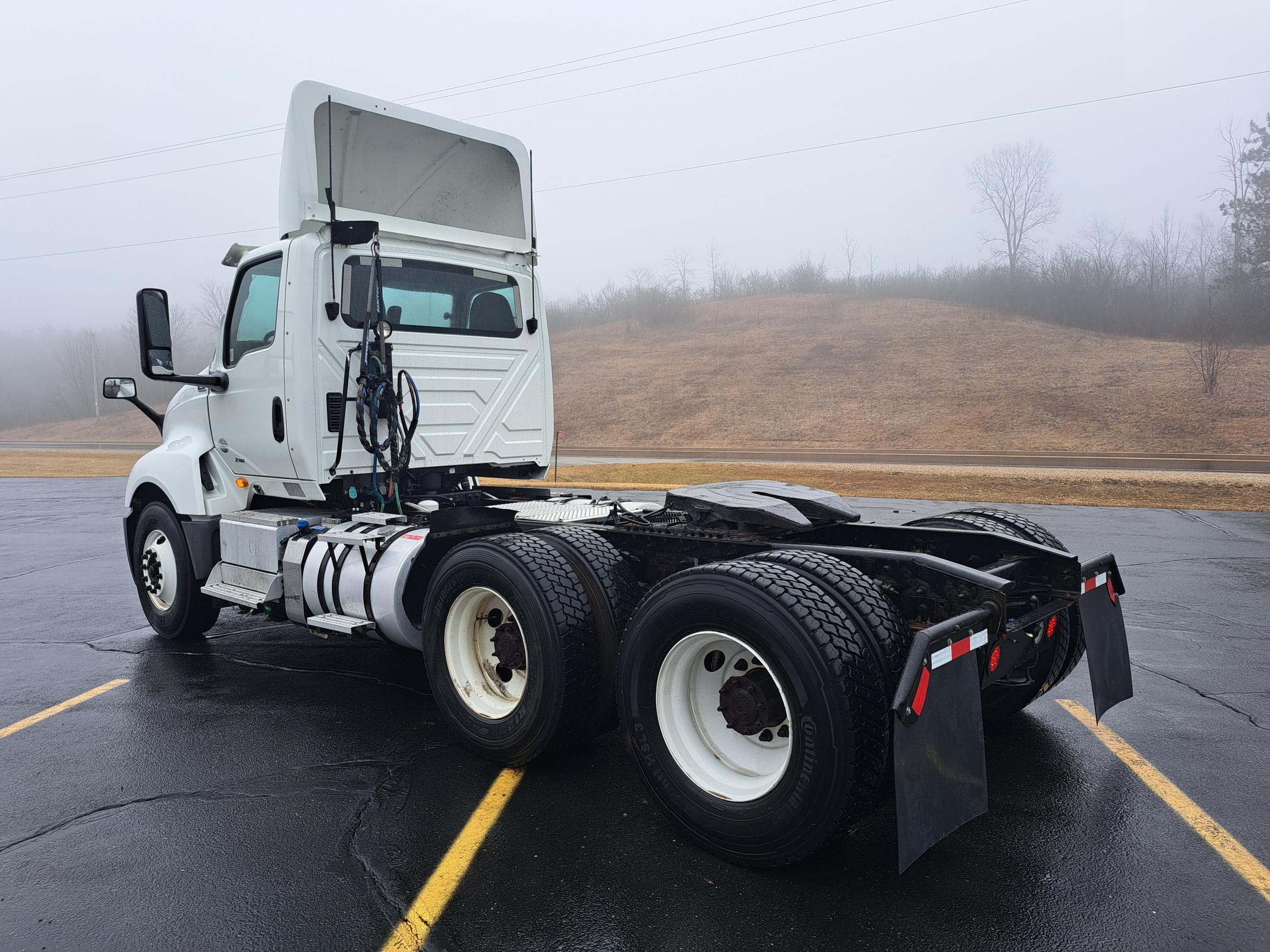 2019 International LT - image 4