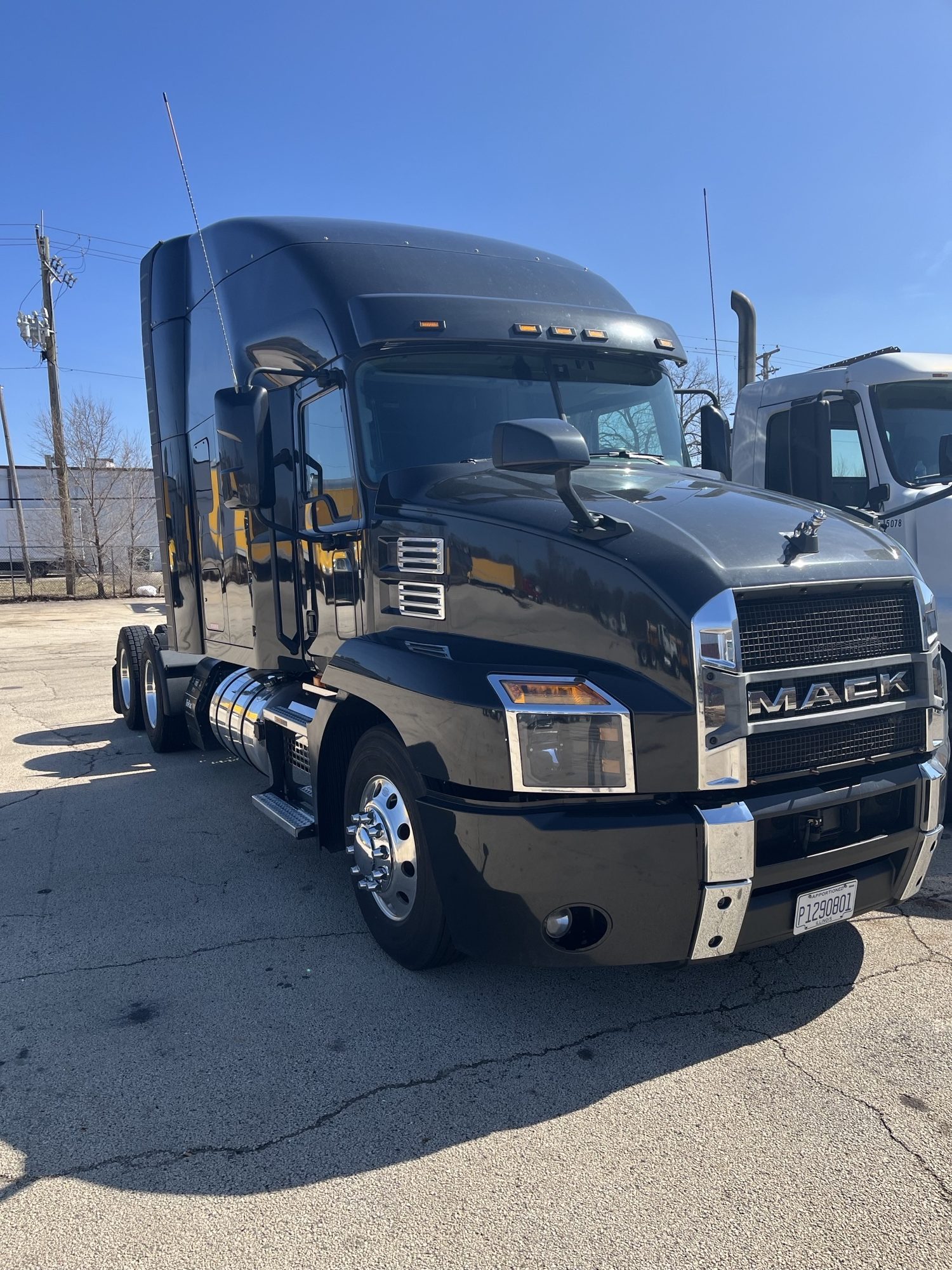 2019 Mack Anthem - image 2