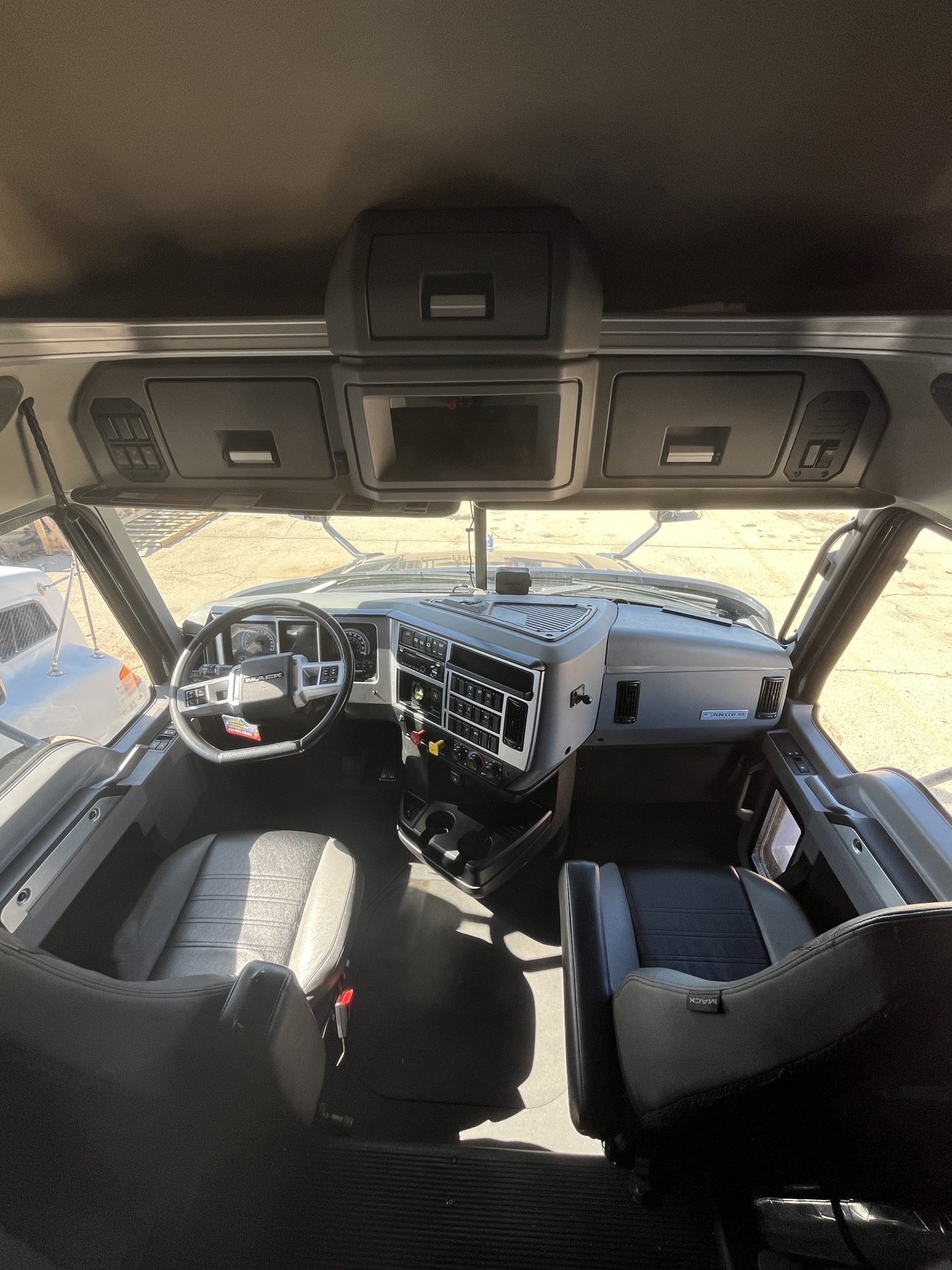 2019 Mack Anthem - image 3