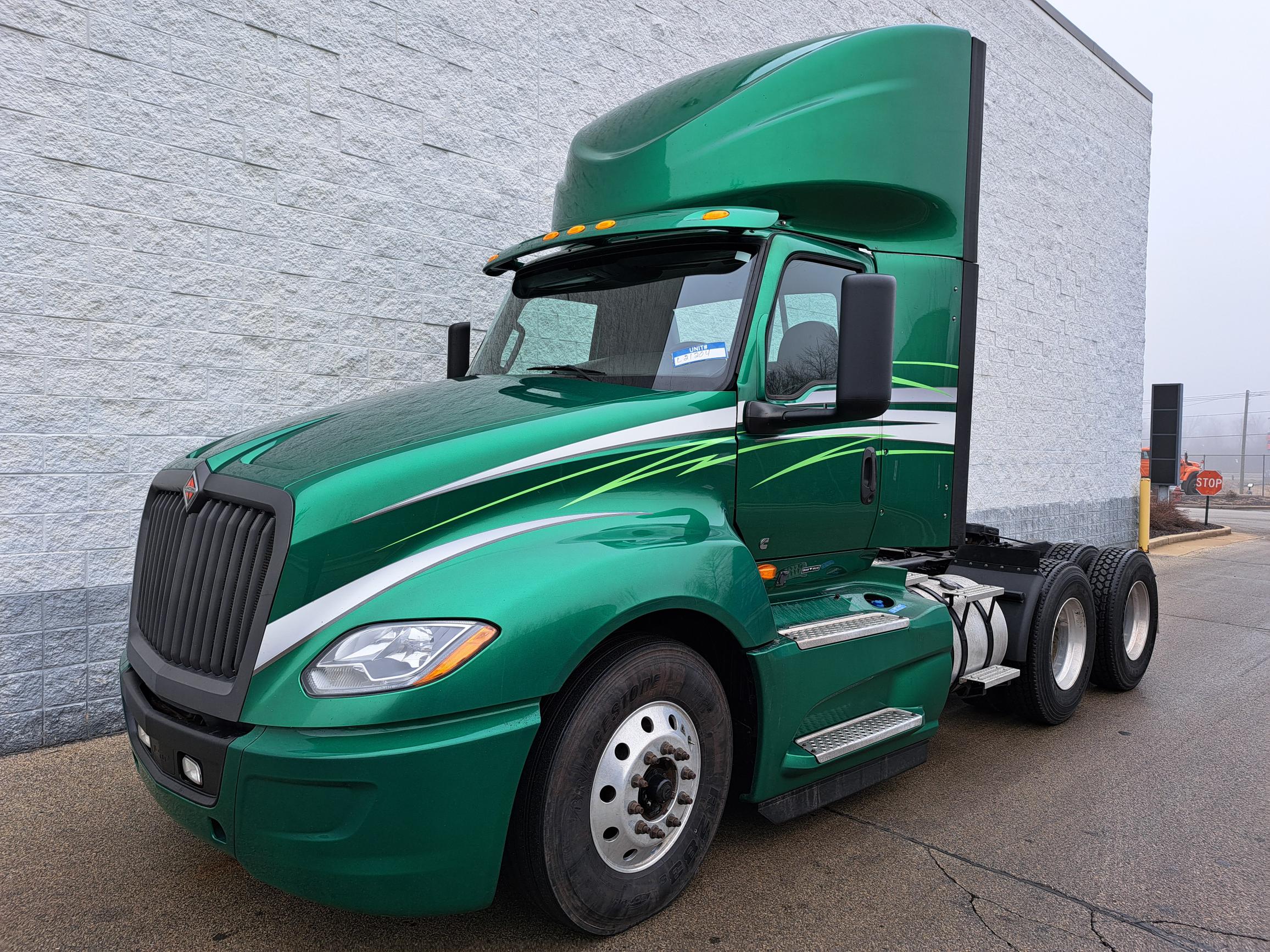 2021 International LT - image 3