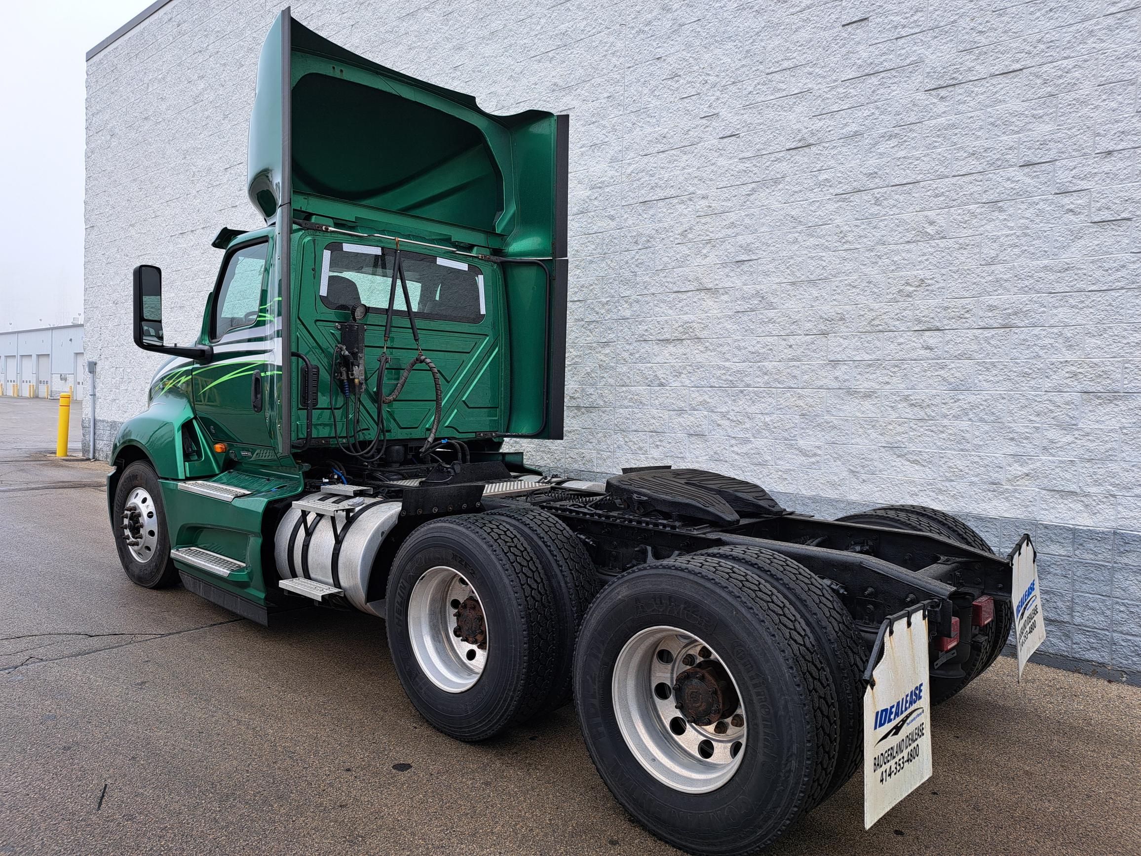 2021 International LT - image 4