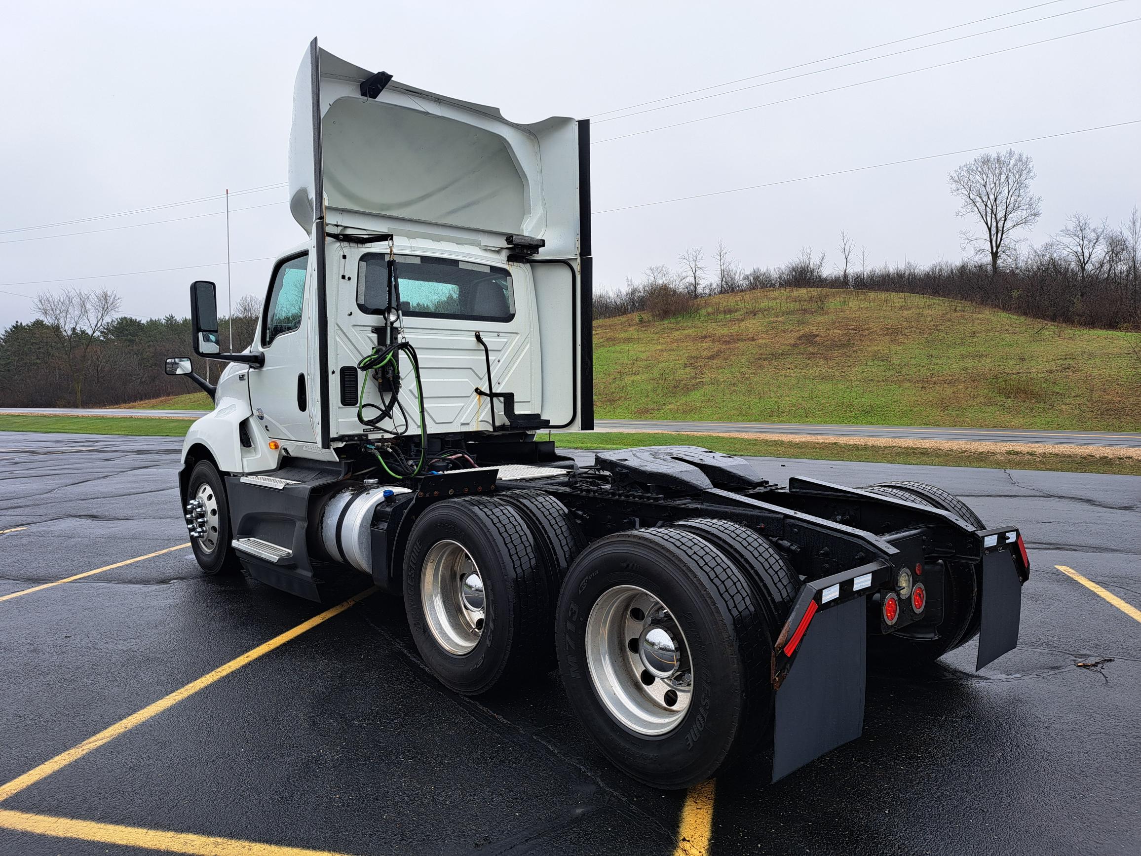 2021 INTERNATIONAL LT625 - image 4 of 6