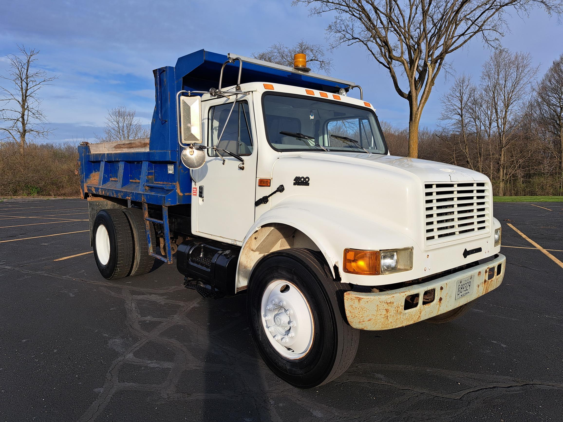 1998 INTERNATIONAL 4900 - image 1 of 6