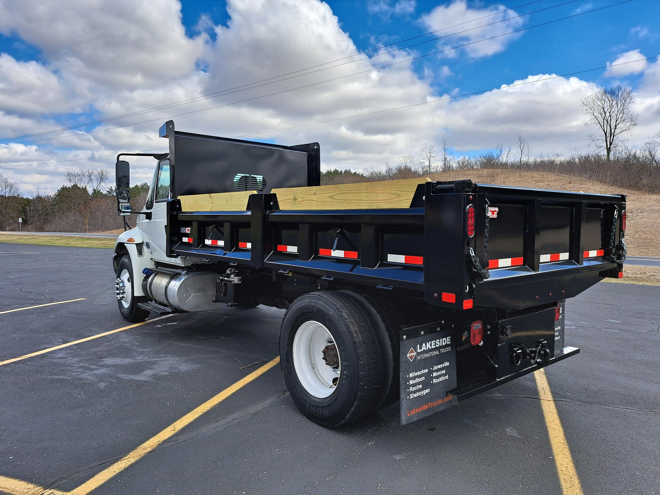 2019 International - image 4