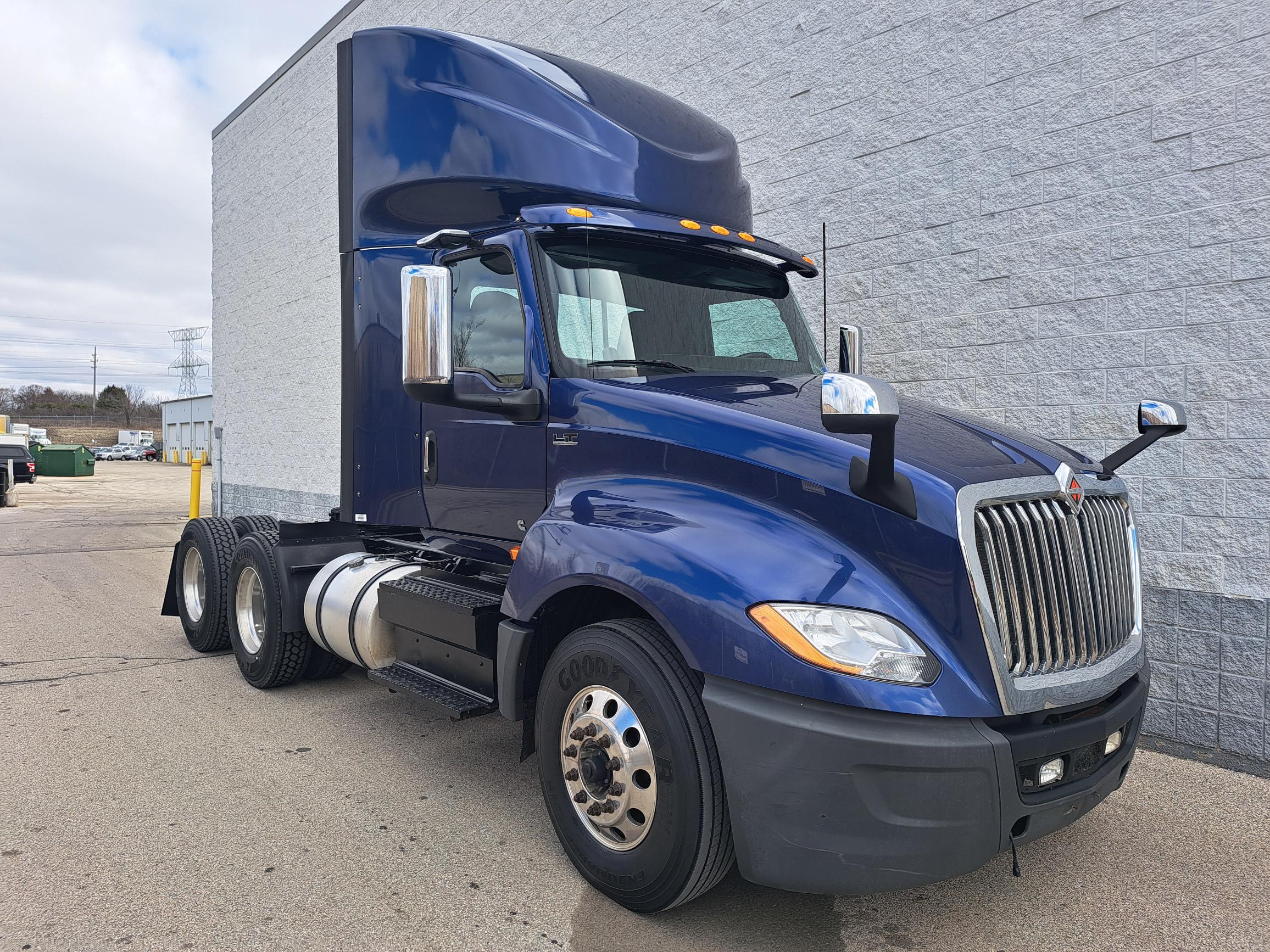 2019 INTERNATIONAL LT625 - image 1 of 6