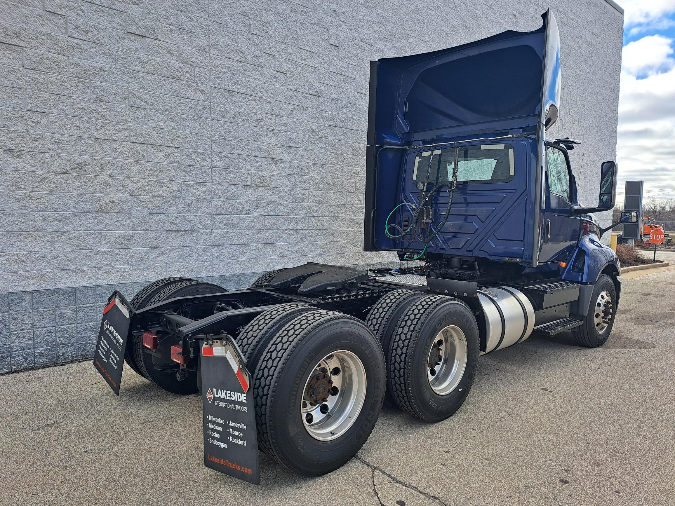2019 INTERNATIONAL LT625 - image 2 of 6