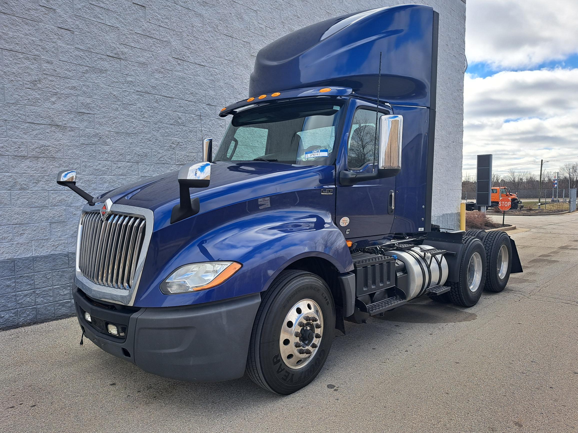 2019 INTERNATIONAL LT625 - image 3 of 6