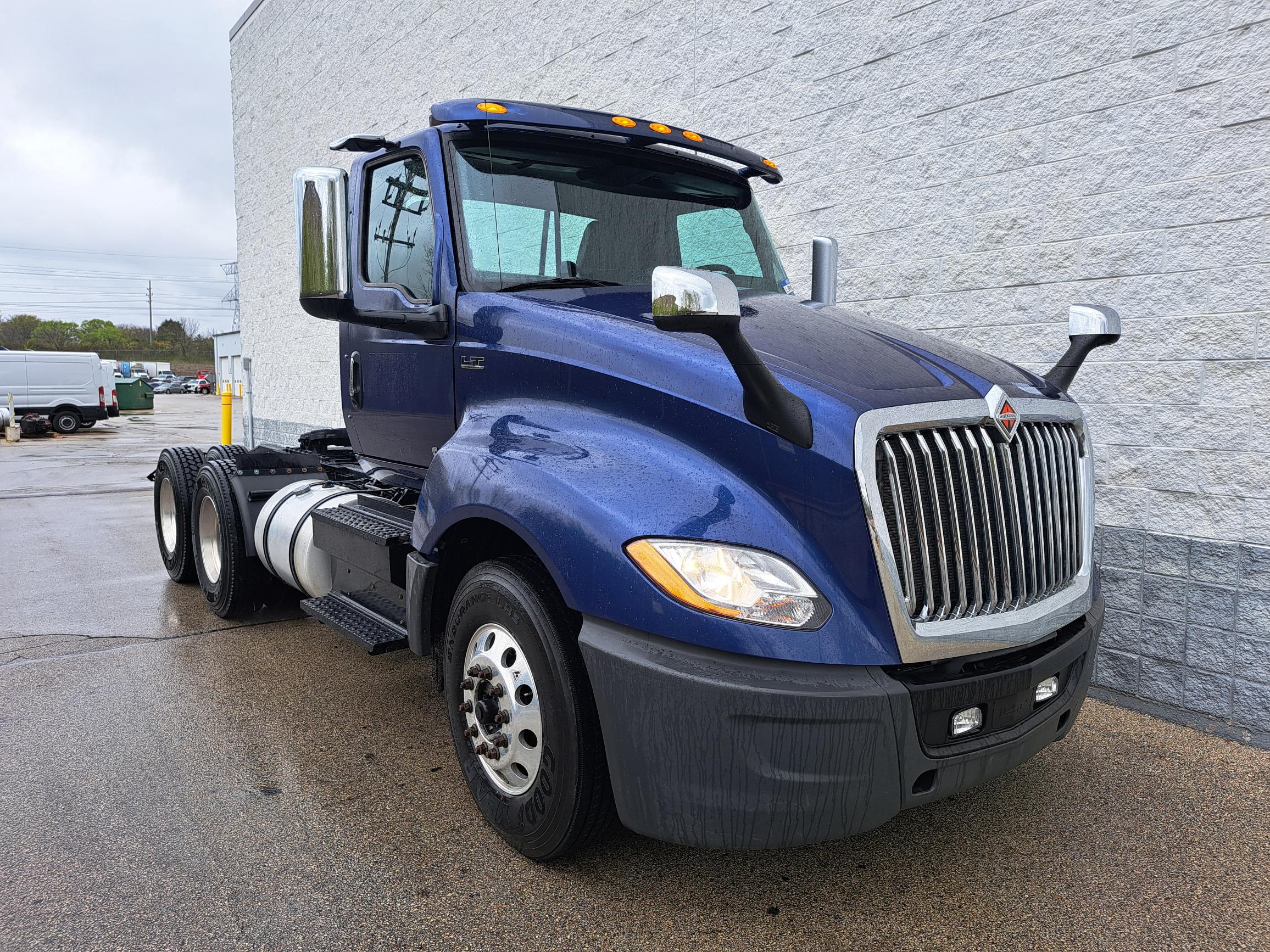 2019 INTERNATIONAL LT625 - image 1 of 6