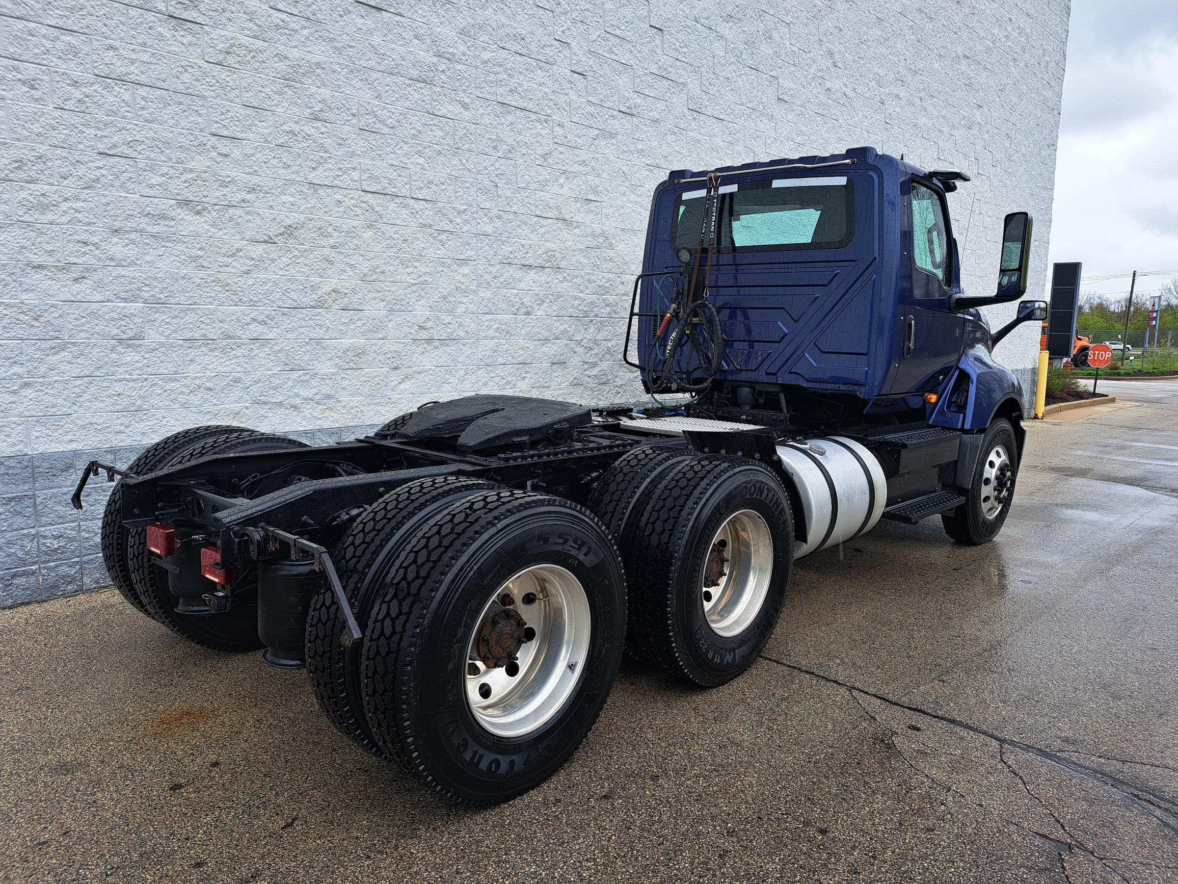 2019 INTERNATIONAL LT625 - image 2 of 6