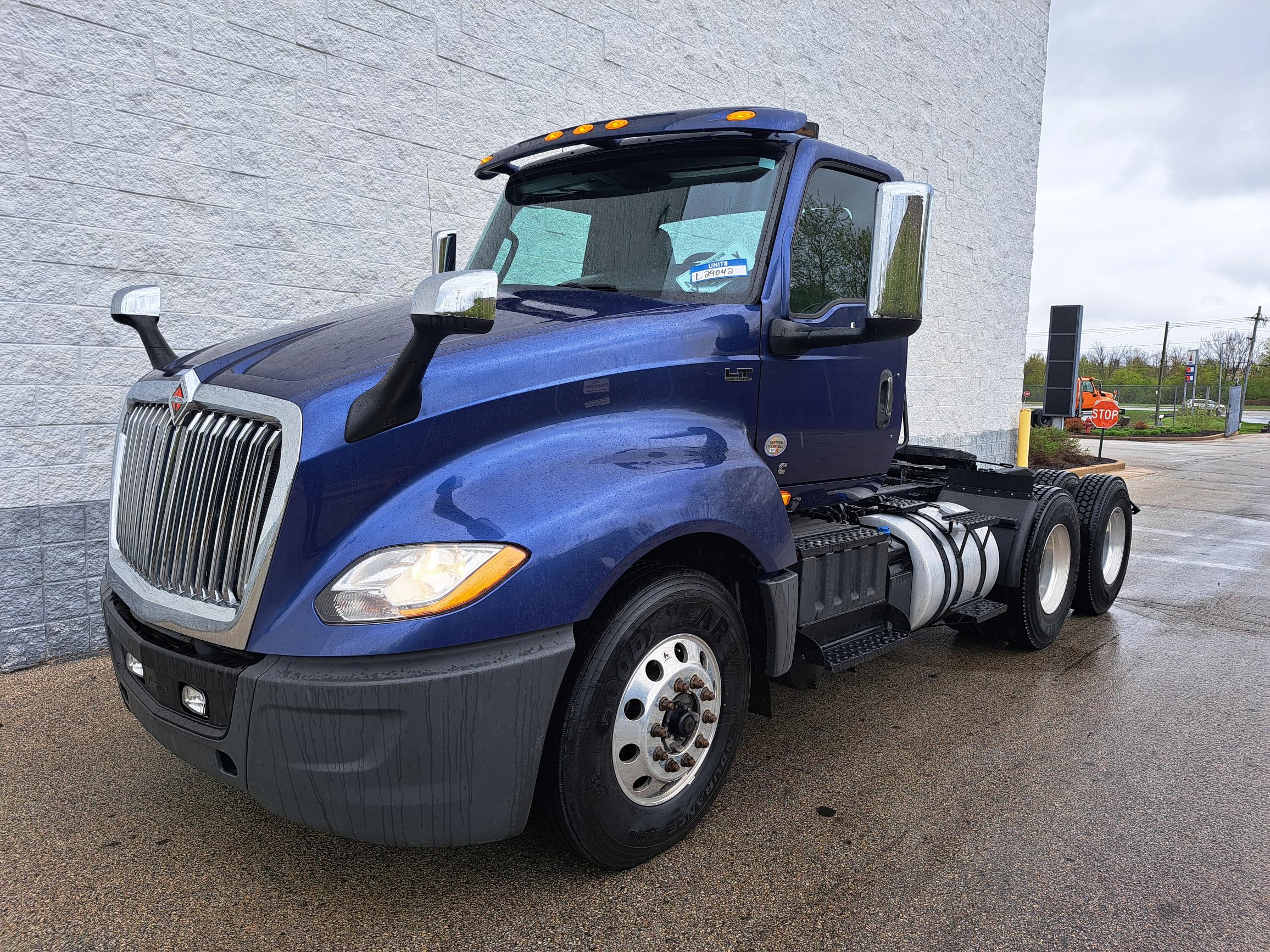 2019 INTERNATIONAL LT625 - image 3 of 6