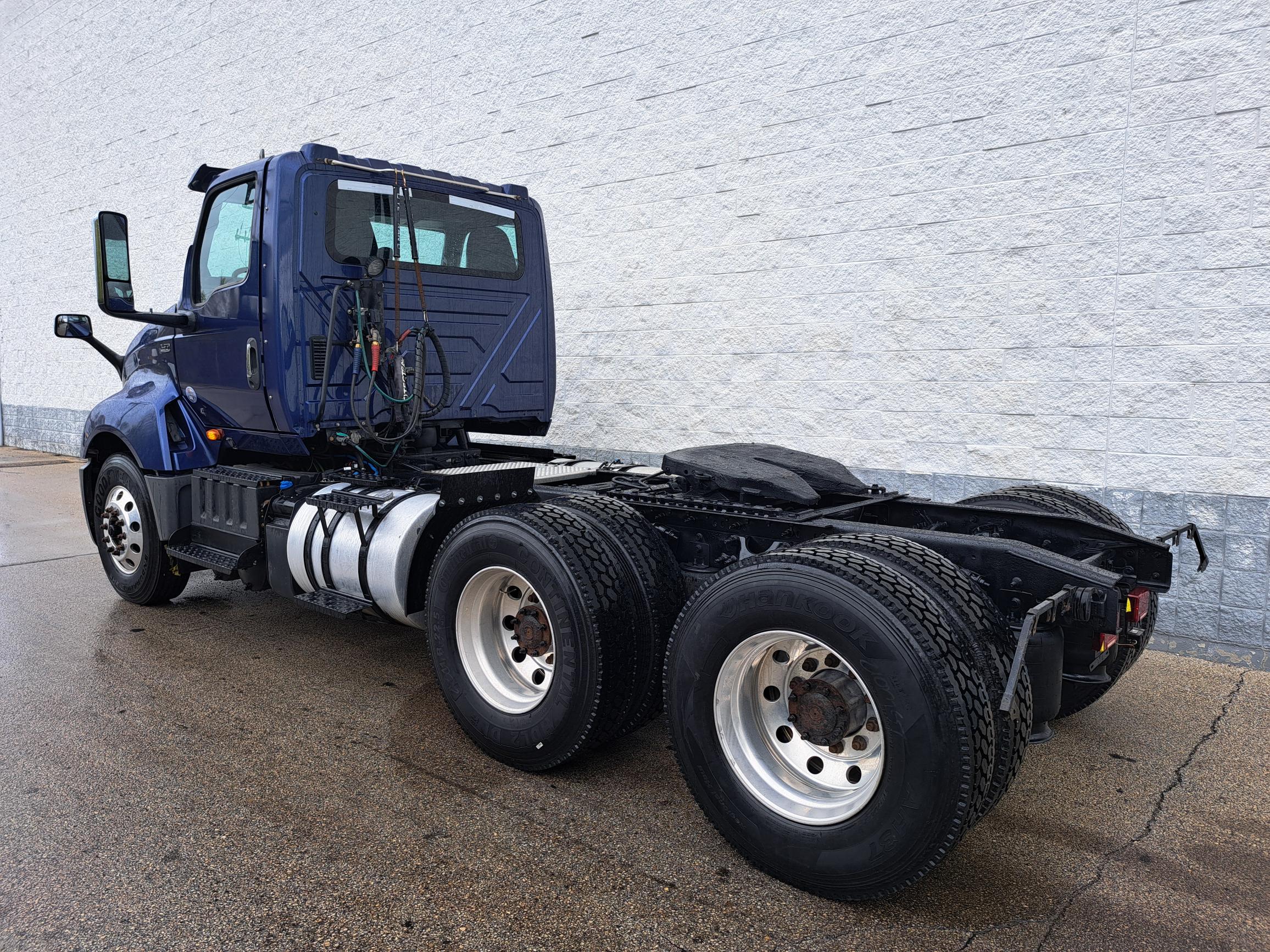 2019 INTERNATIONAL LT625 - image 4 of 6