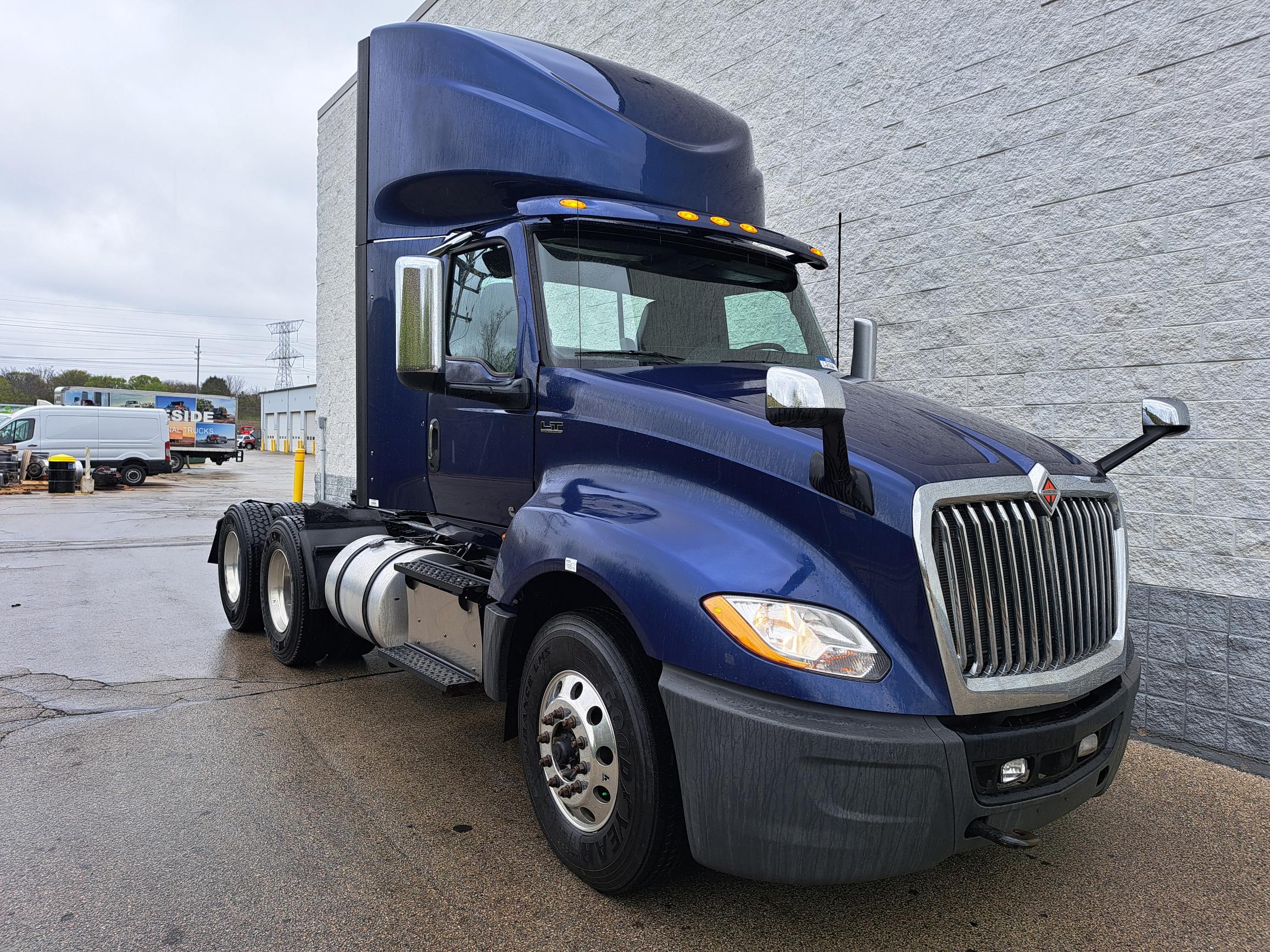2020 INTERNATIONAL LT625 - image 1 of 6