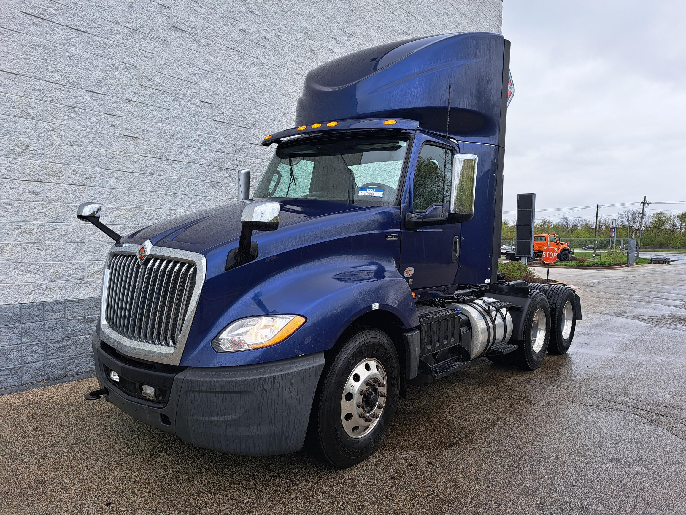 2020 INTERNATIONAL LT625 - image 3 of 6