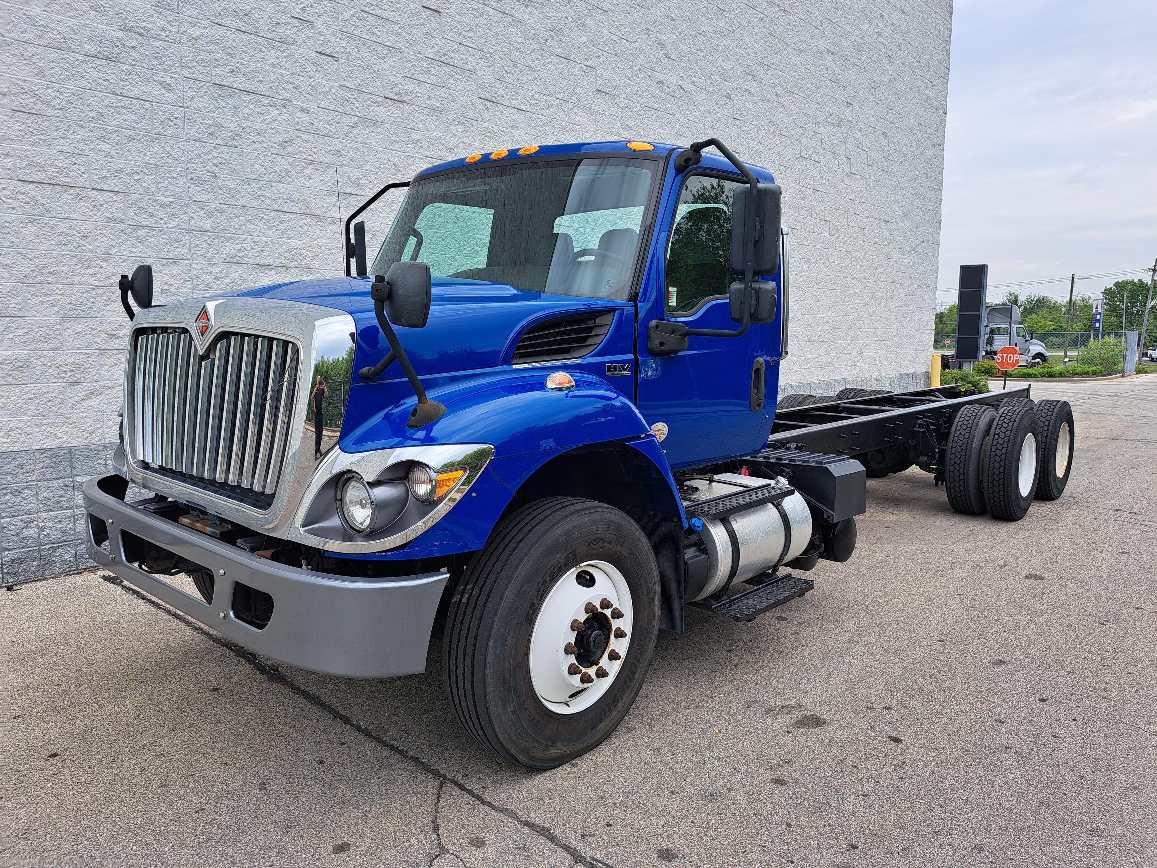 2019 INTERNATIONAL HV607 - image 3 of 6