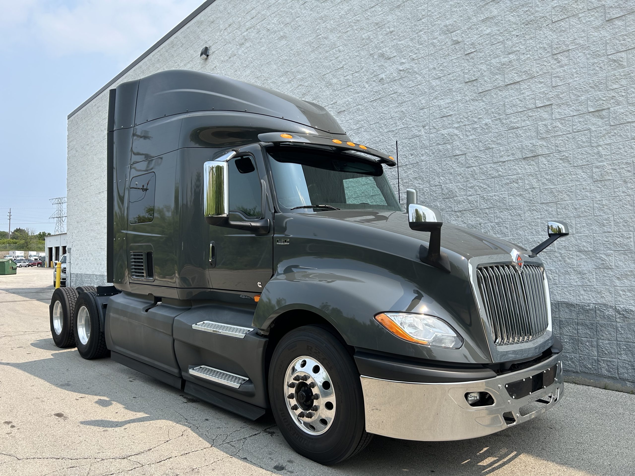 2021 INTERNATIONAL LT625 - image 1 of 6