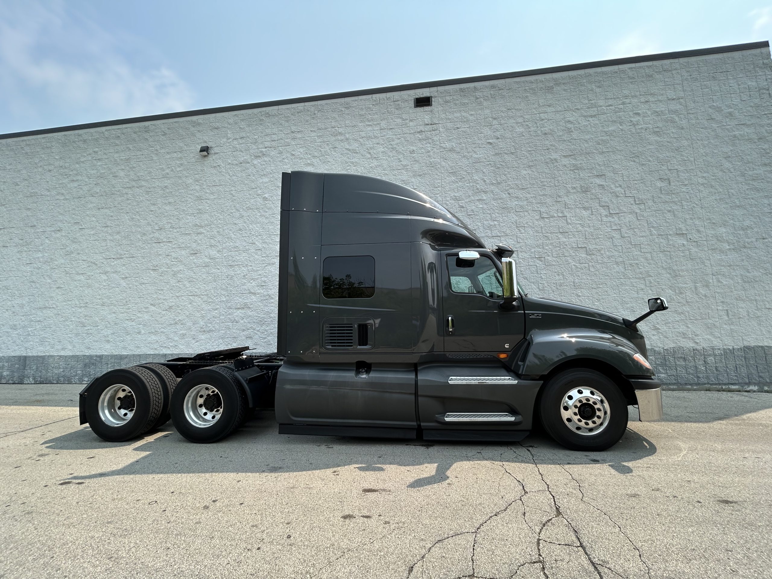 2021 INTERNATIONAL LT625 - image 2 of 6